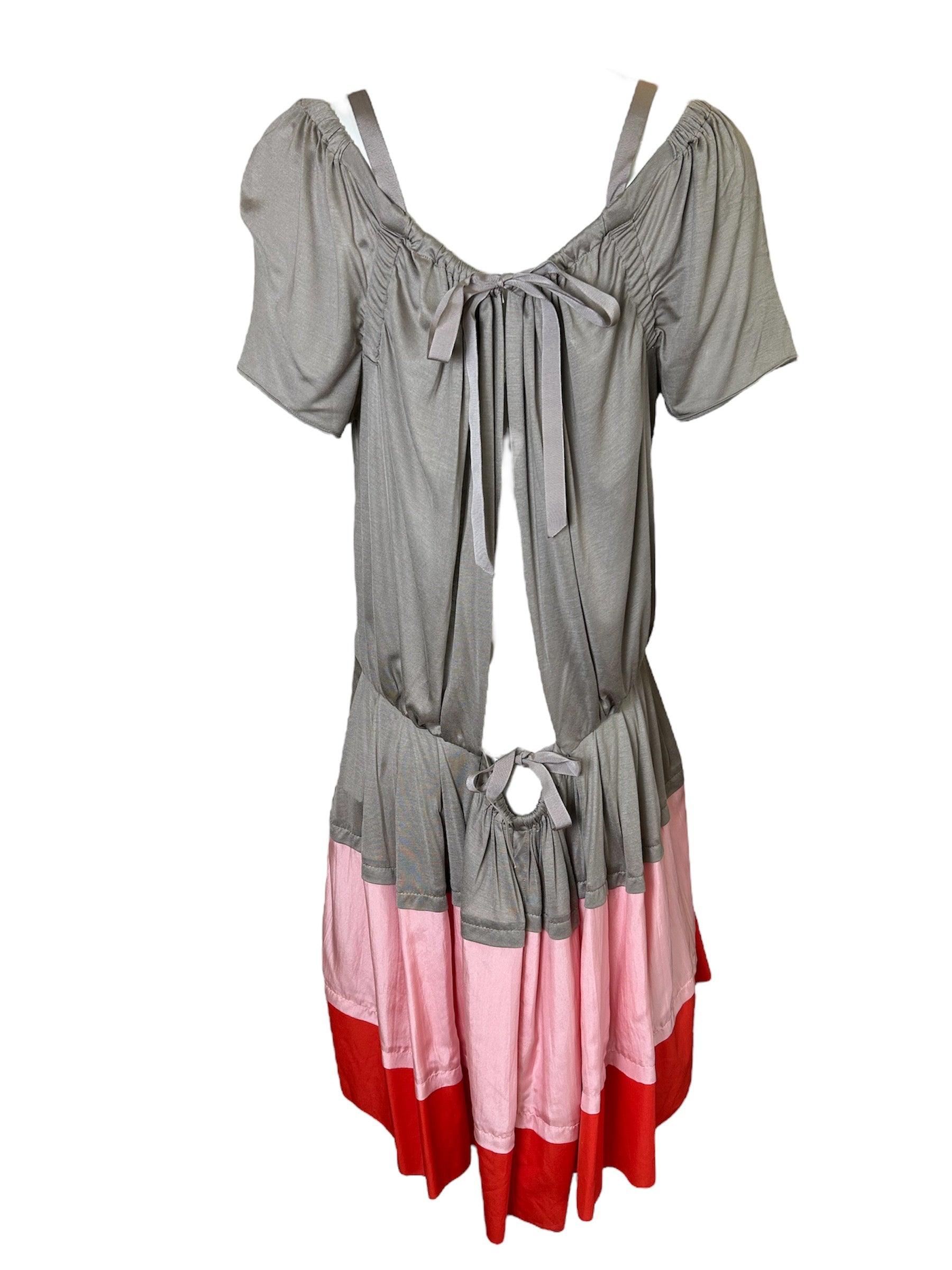 Dieses Kleid von Peter Copping, Designer für Nina Ricci, ist eine witzige Anspielung auf den Babydoll-Indie-Stil. Das bringt uns zurück in die goldenen Jahre von 2010-2012, als locker sitzende, maximal bequeme Babydolls der letzte Schrei waren. Can