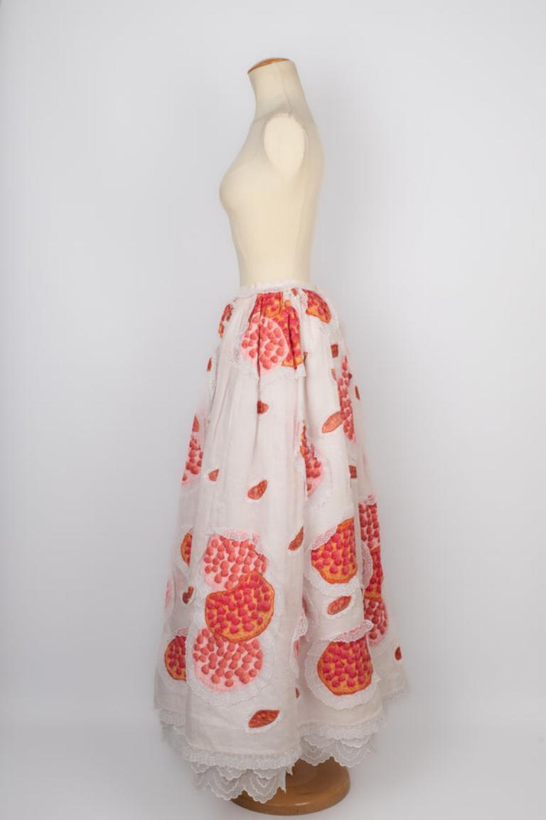 Nina Ricci - Cotton organdie maxi skirt sewn with patches representing strawberry pies. No size nor composition label, it fits a 36FR.

Additional information: 
Condition: Very good condition
Dimensions: Waist: 31 cm - Length: 96 cm

Seller