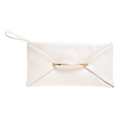 Cremefarbene Clutch aus Leder mit gefaltetem Etui von Nina Ricci