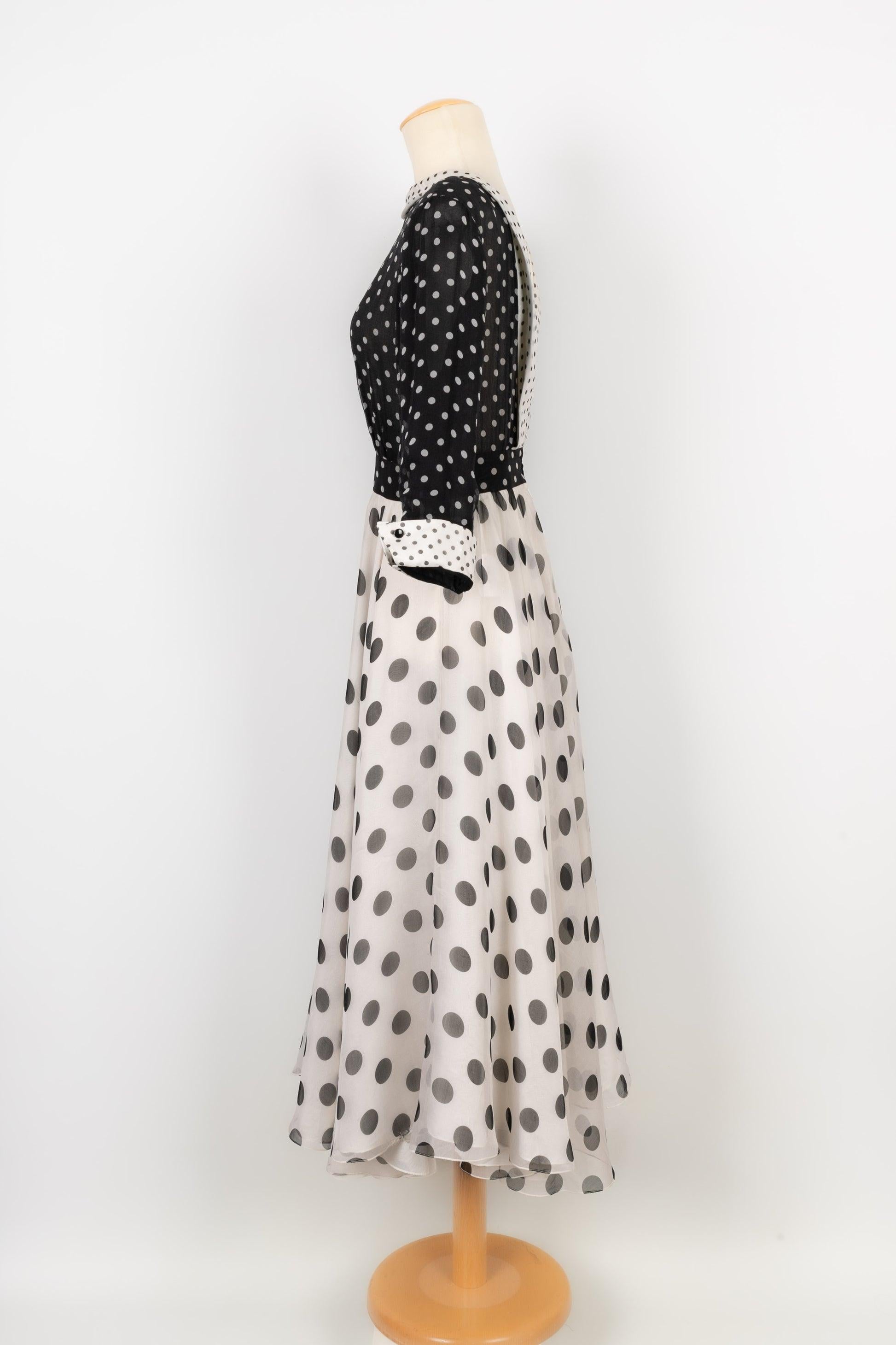 Nina Ricci - (Made in France) Dress in black muslin with white polka dots, draped scoop neck low-cut on the back. Indicated size 42FR.

Additional information:
Condition: Very good condition
Dimensions: Shoulder width: 41 cm - Chest: 46 cm - Waist: