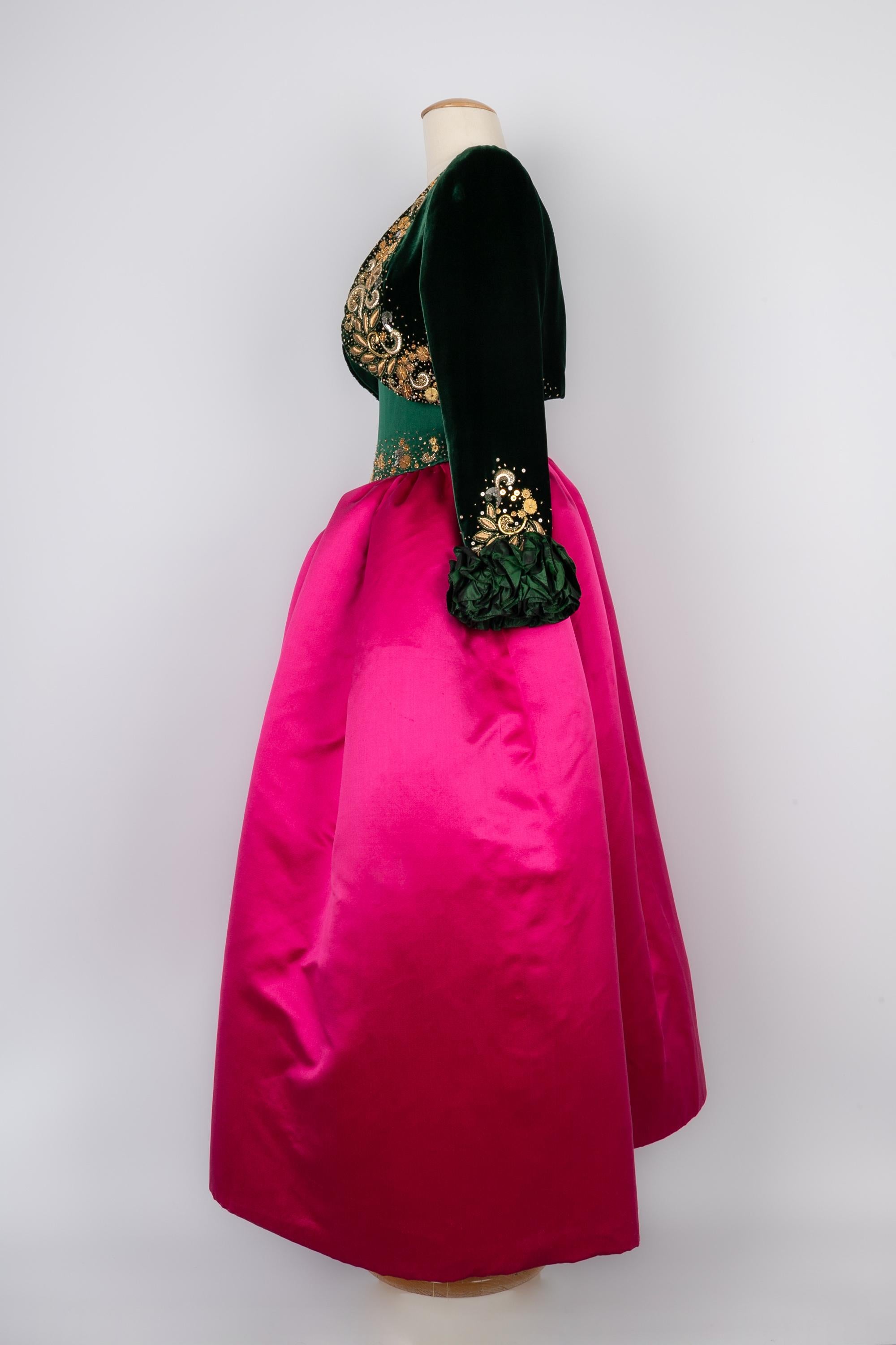NINA RICCI - (Made in France) Set bestehend aus einem Kleid und einem Bolero. Das Bustierkleid aus grünem Seidensatin ist mit Pailletten und silbernen und goldenen Fäden auf dem Bustier bestickt. Das Futter des Rockteils ist aus Tüll. Der grüne