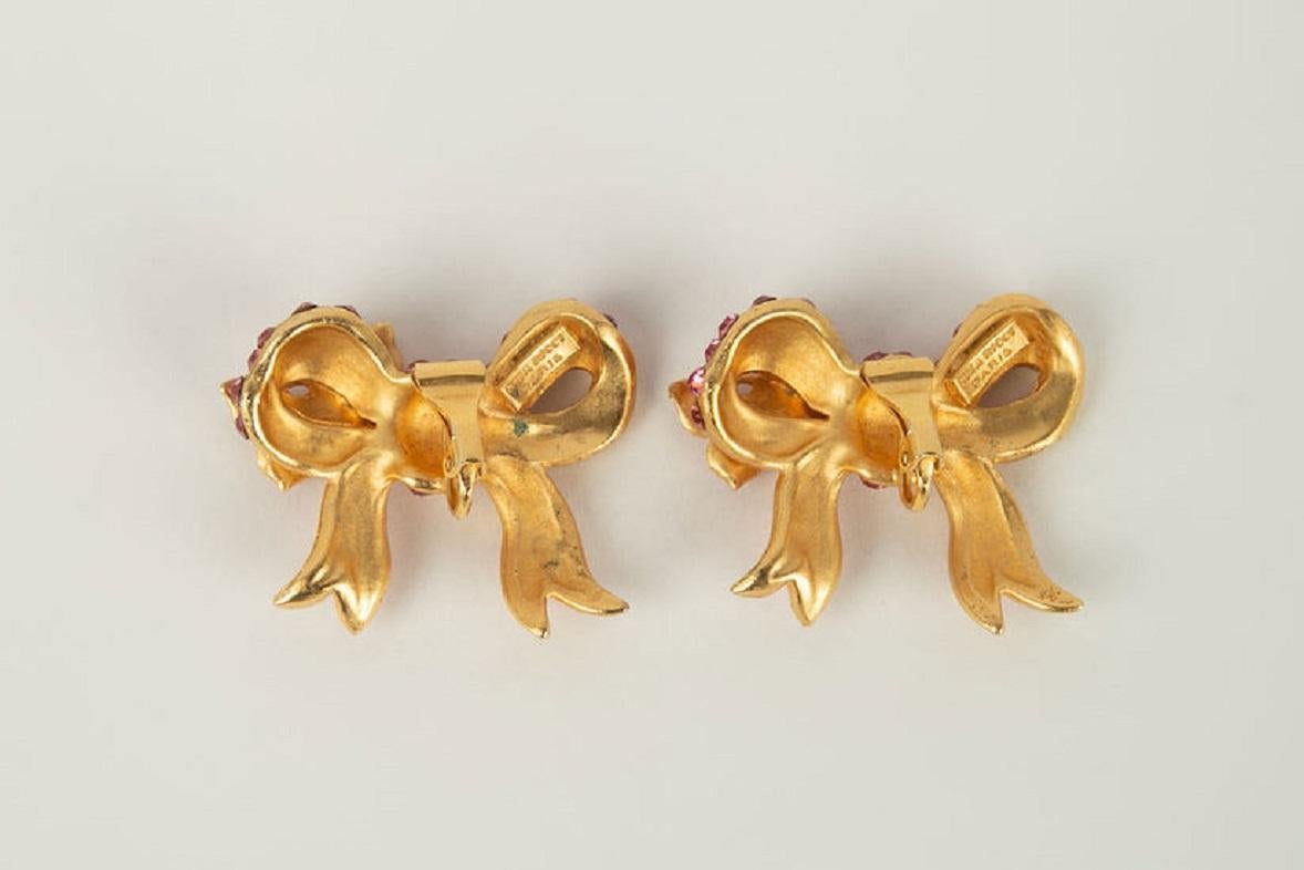 Nina Ricci Earrings Featuring a Golden Metal Bow Paved with Pink Rhinestones In Excellent Condition For Sale In SAINT-OUEN-SUR-SEINE, FR