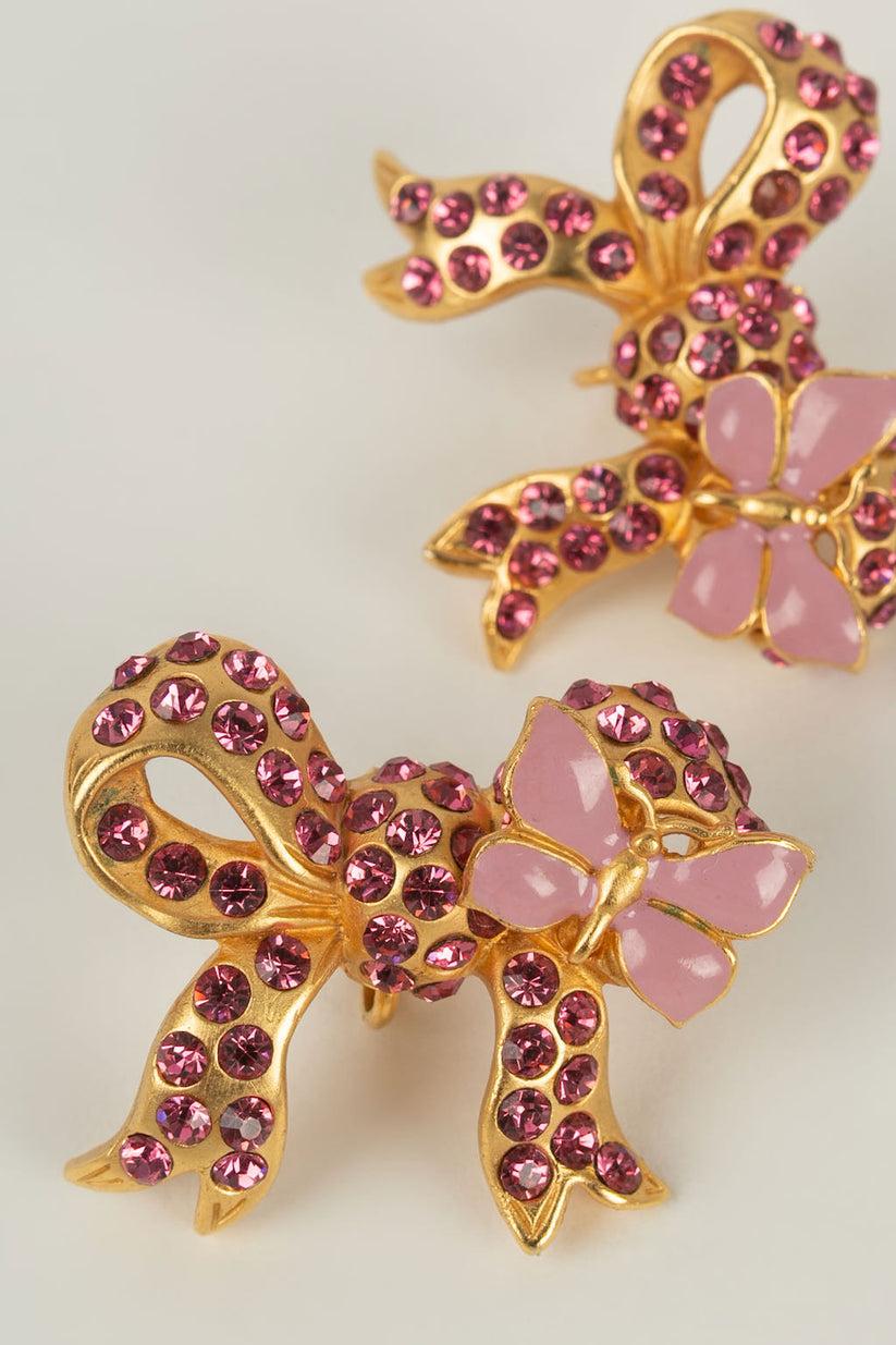 Women's Nina Ricci Earrings Featuring a Golden Metal Bow Paved with Pink Rhinestones For Sale