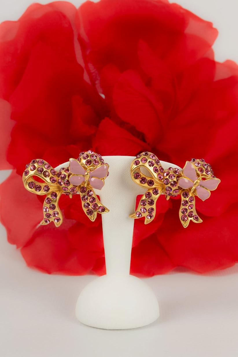 Nina Ricci Earrings Featuring a Golden Metal Bow Paved with Pink Rhinestones For Sale 3