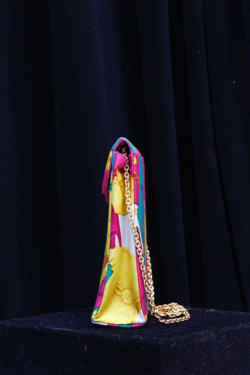 Nina Ricci (Made in Austria) Abendtasche aus Satin, bedruckt mit einem kleinen Taschenmuster. Sie ist mit einer vergoldeten Metallkette und einem rosa Satinfutter versehen. CIRCA-1990er Jahre.

Zusätzliche Informationen: 

Abmessungen: 
Breite: 18