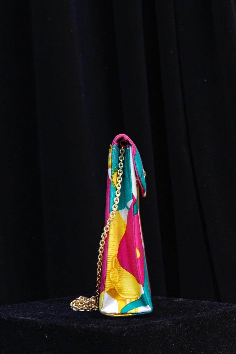 Nina Ricci Abendtasche aus bedrucktem Satin, ca. 1985-1990er Jahre (Pink) im Angebot