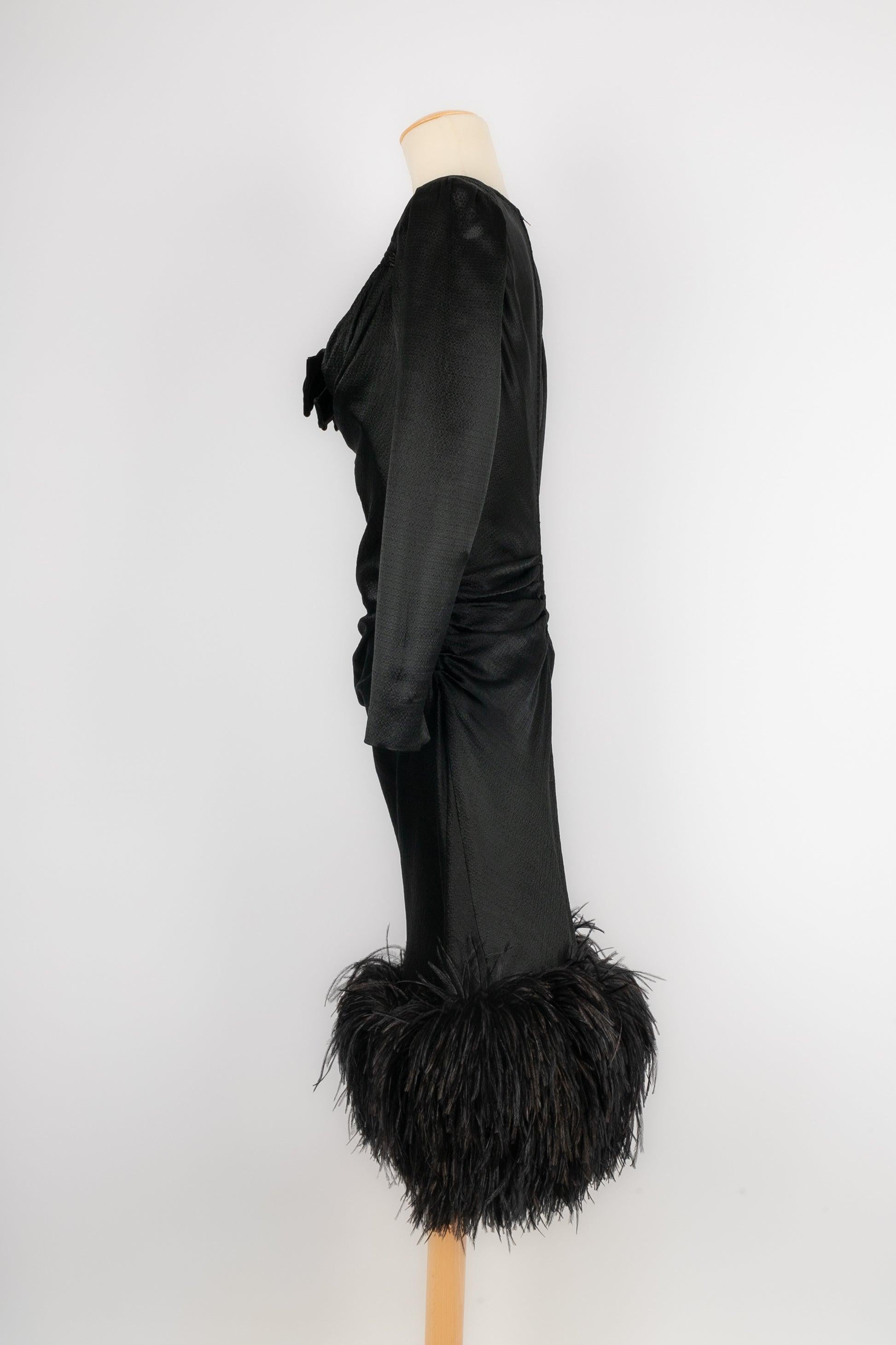 Nina Ricci - (Fabricado en Francia) Vestido de noche de Alta Costura de seda gauffering negra bordada con plumas. Sin etiqueta de talla ni composición, se ajusta a una 38FR.

Más información:
Estado: Muy buen estado
Dimensiones: Pecho: 42 cm -