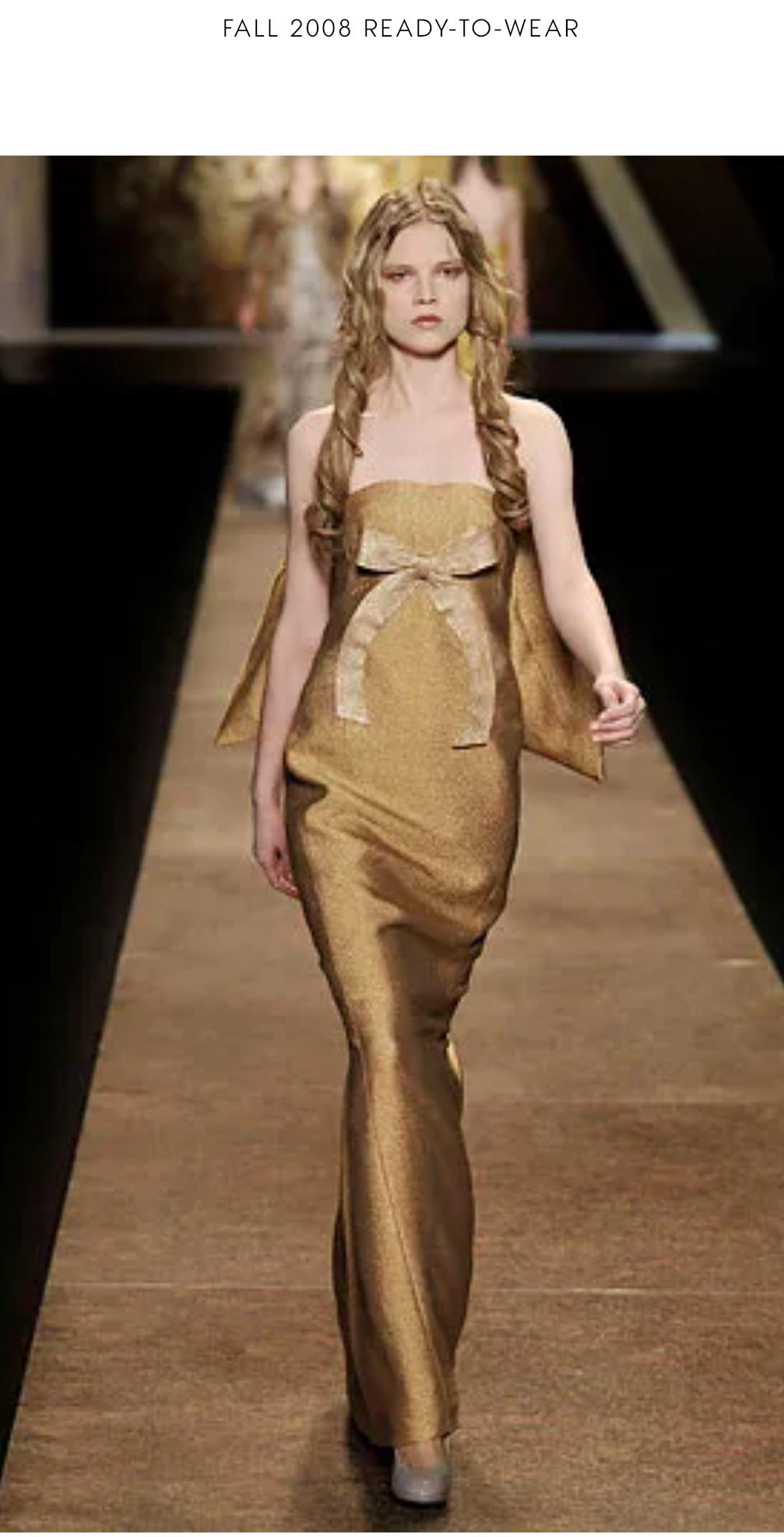 de Olivier Theyskens, lleva un gran lazo en la parte delantera y nunca se fabricó después de su debut en la pasarela. Perfecto para una ocasión especial, regálate este vestido para un evento de alfombra roja o una entrega de premios.

Creemos que