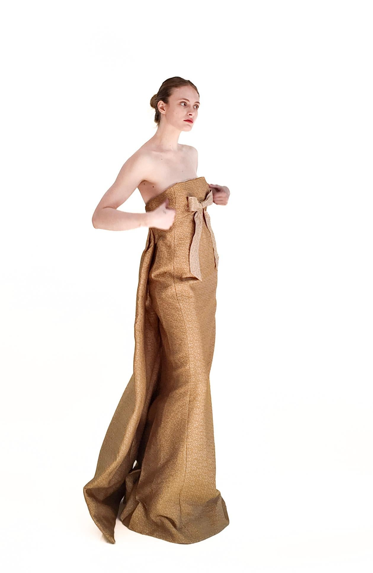 Nina Ricci Otoño 2008 Vestido dorado sin tirantes con gran lazo Look de pasarela nº 49 en venta 1