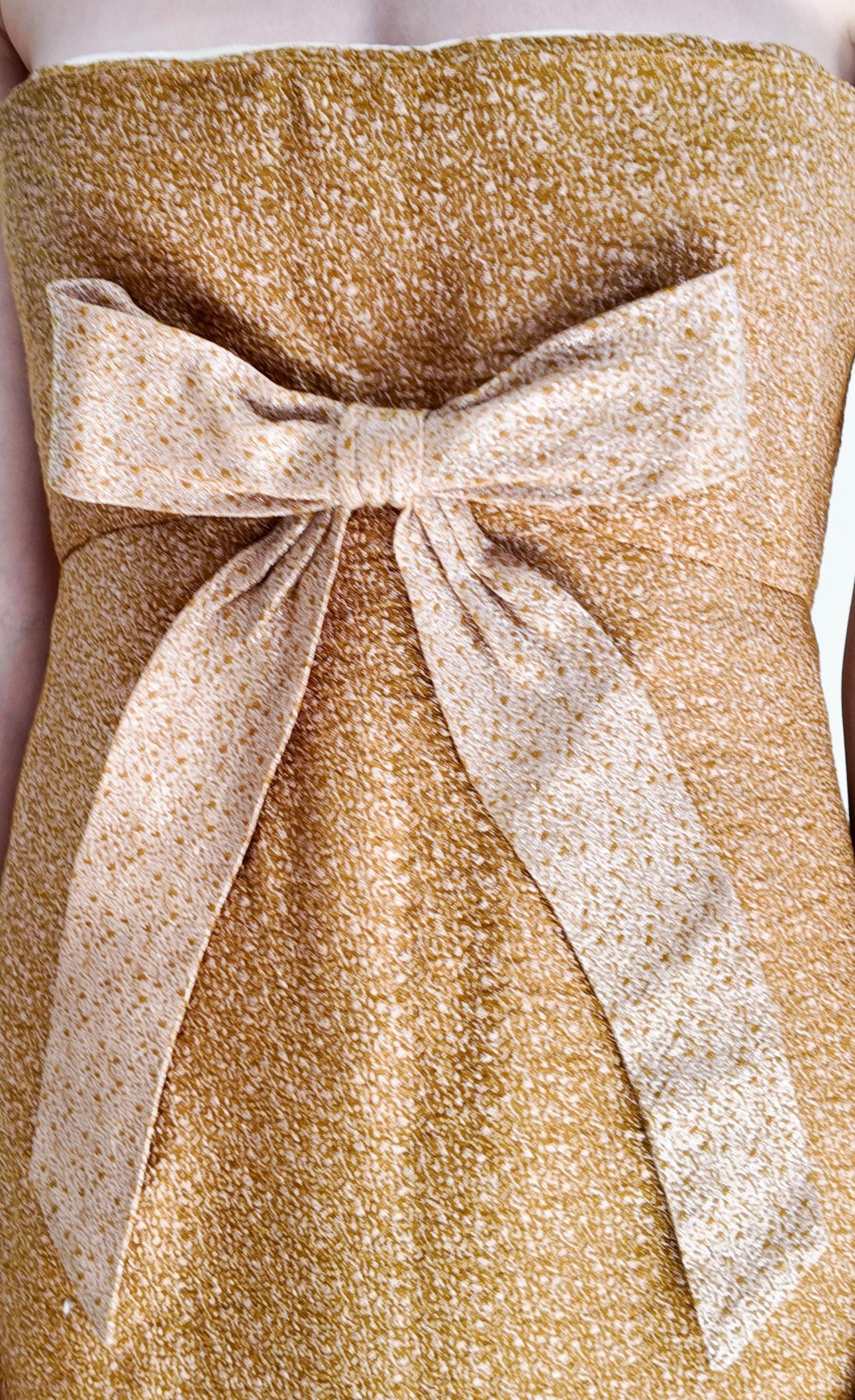Nina Ricci Otoño 2008 Vestido dorado sin tirantes con gran lazo Look de pasarela nº 49 en venta 2