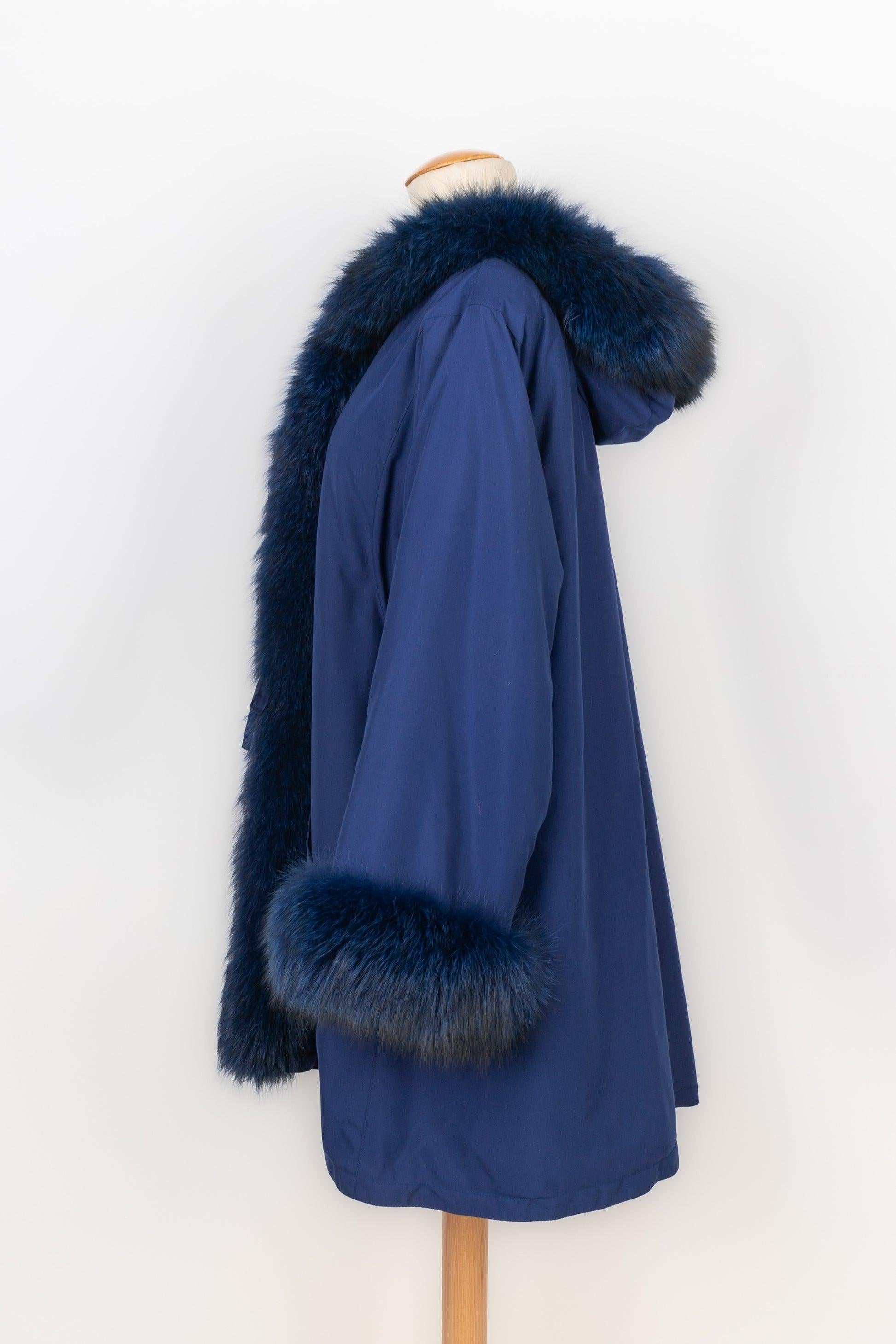 Nina Ricci - (Made in France) Fleece-lined mid-length coat edged with blue fur. No size indicated, it fits a 42FR/44FR.

Additional information:
Condition: Very good condition
Dimensions: Shoulder width: 52 cm - Chest: 70 cm - Sleeve length: 60 cm -