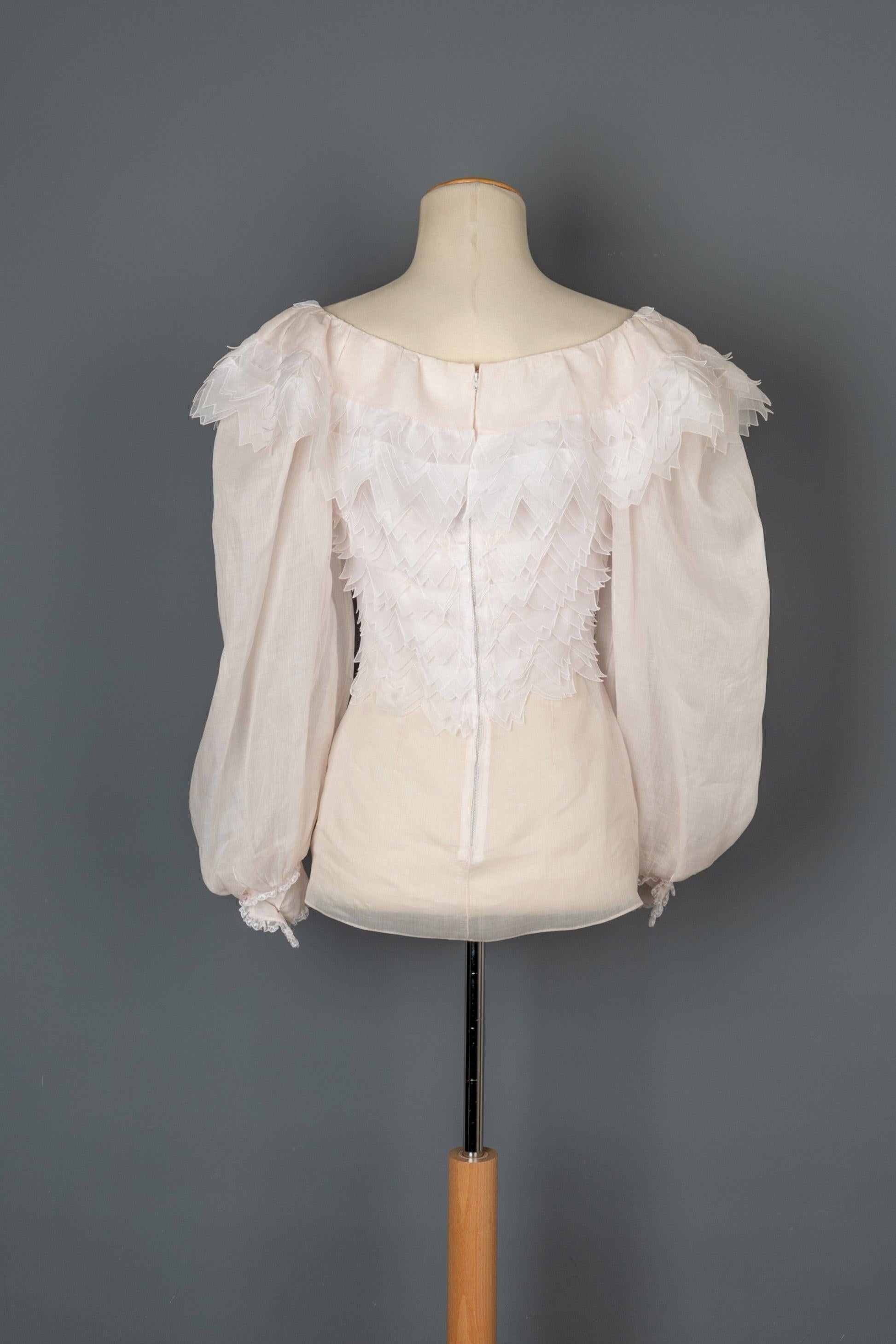 Nina Ricci Flounced Top in White and Pale Pink Tones In Excellent Condition For Sale In SAINT-OUEN-SUR-SEINE, FR