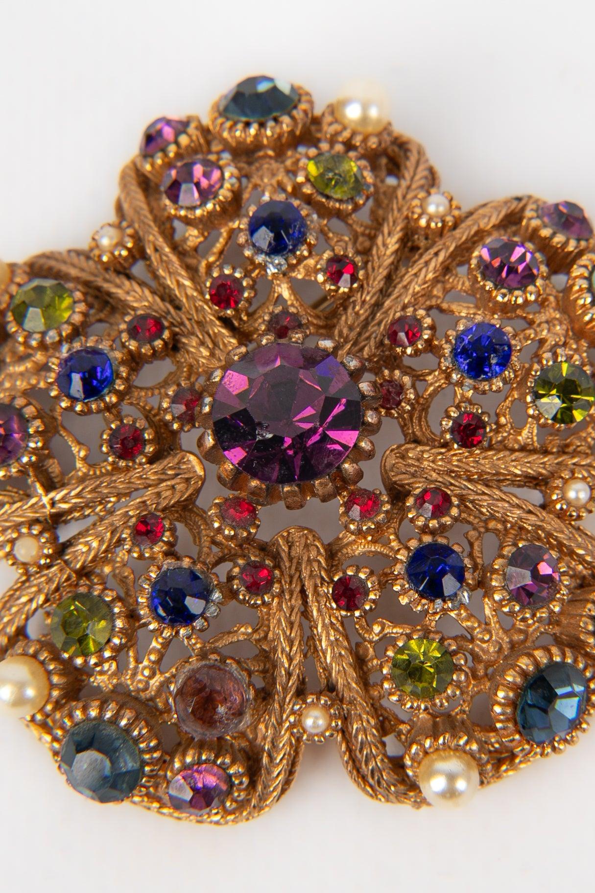 Nina Ricci Flower Brooch with Colored Rhinestones and Pearls In Excellent Condition For Sale In SAINT-OUEN-SUR-SEINE, FR