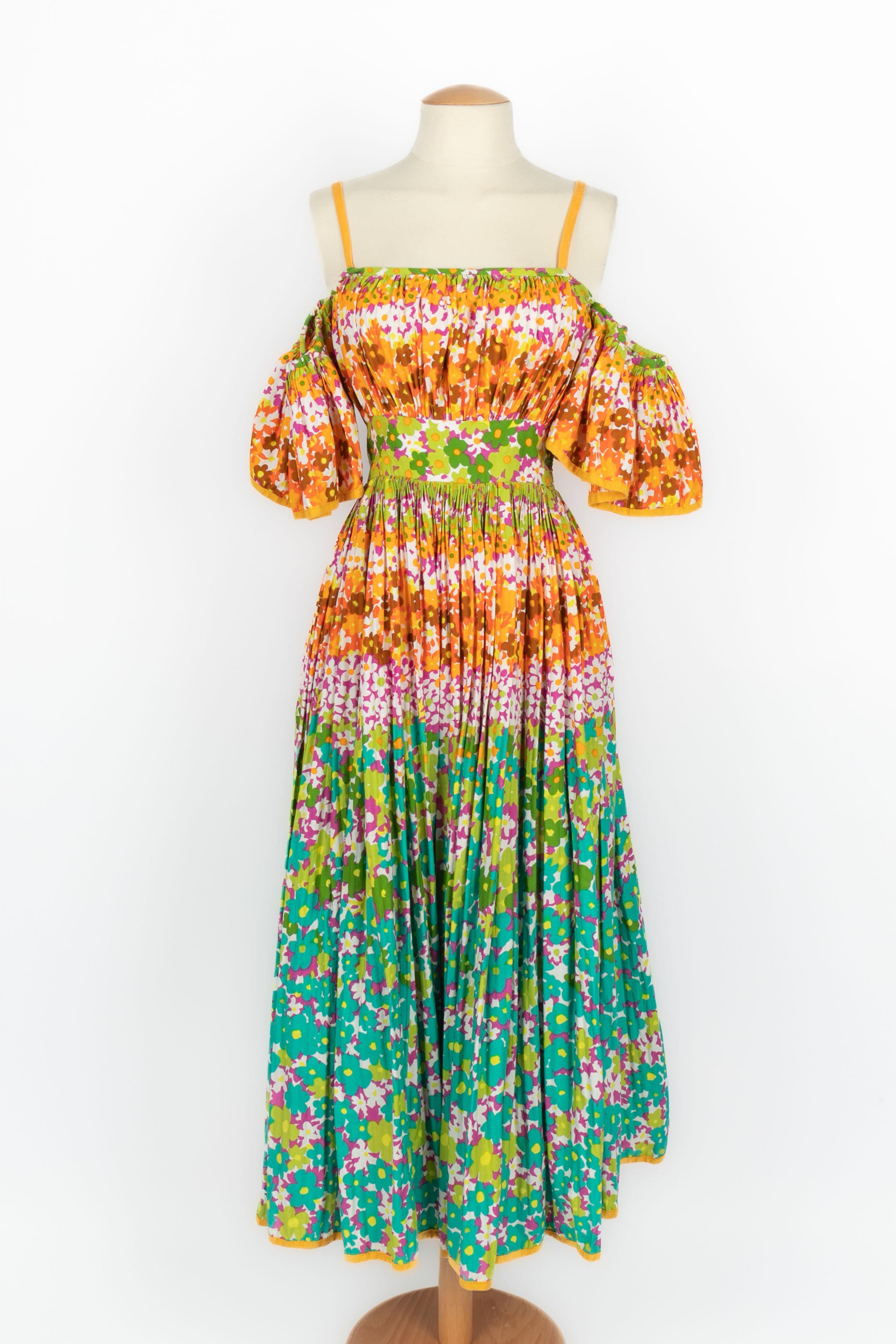 NINA RICCI - (Made in France) Robe d'été plissée en coton imprimé de fleurs. Etiquettes de taille et de composition manquantes, il convient à un 36FR.

Condit :
Très bon état.

Dimensions :
Poitrine : 34 cm - Taille : 28 cm - Longueur : 130
