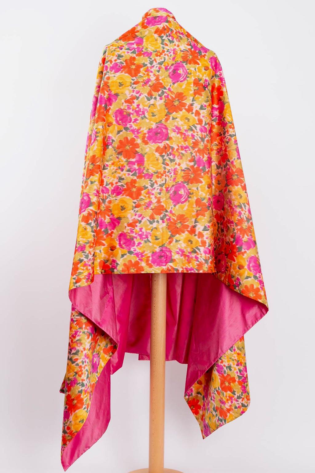 Nina Ricci: Seidenkleid mit Blumenmuster und seinem Stola im Angebot 12
