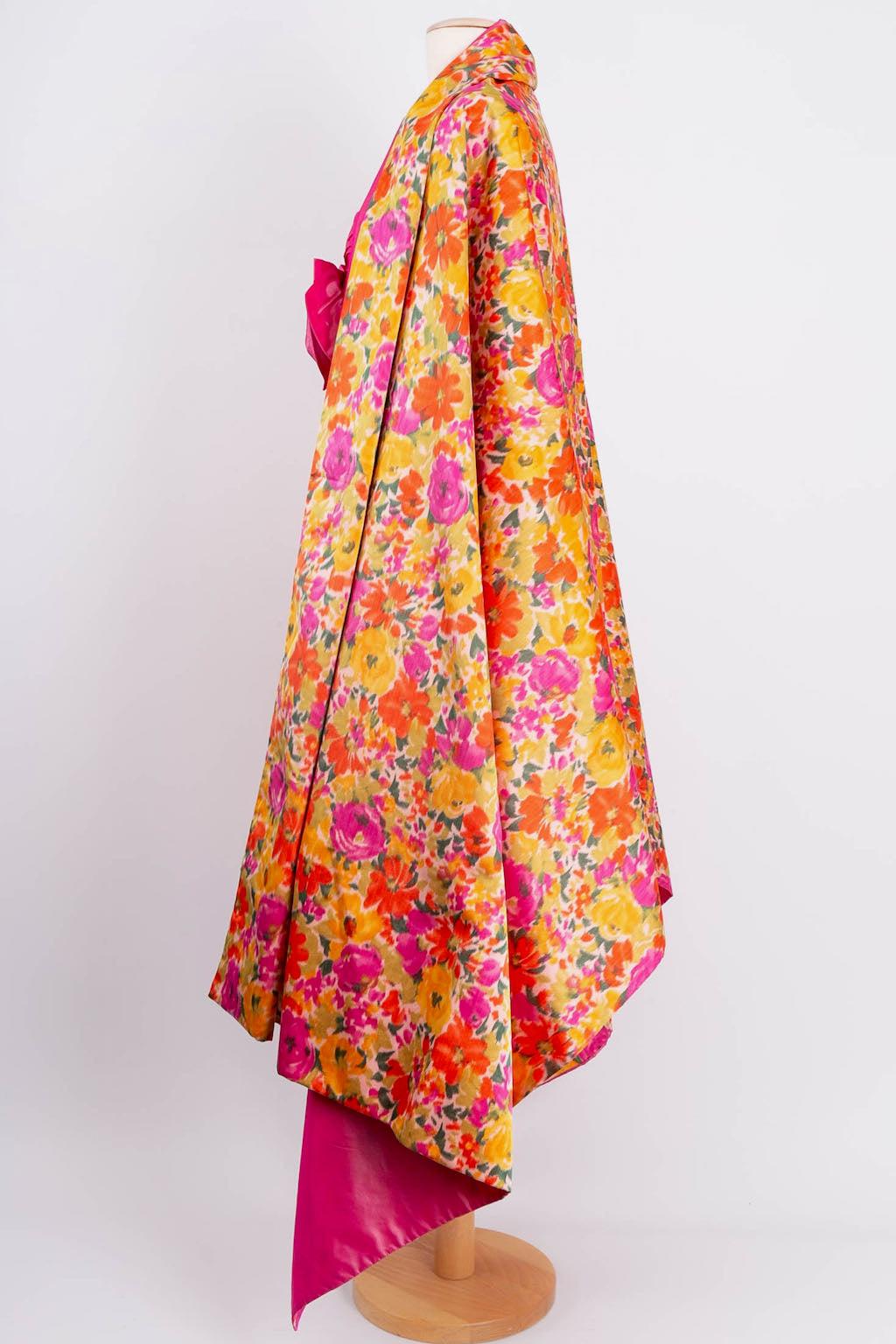 Nina Ricci (Made in France) Kurzes Kleid aus Seide, ergänzt durch eine Stola. Keine Zusammensetzung oder Größe Tag, es passen eine Größe 38FR.

Zusätzliche Informationen: 
Abmessungen: Brustumfang: 40 cm (15.74