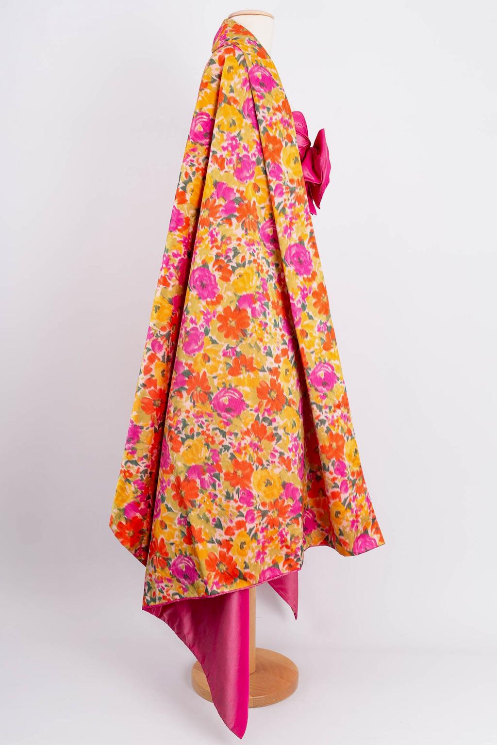 Nina Ricci: Seidenkleid mit Blumenmuster und seinem Stola im Zustand „Hervorragend“ im Angebot in SAINT-OUEN-SUR-SEINE, FR