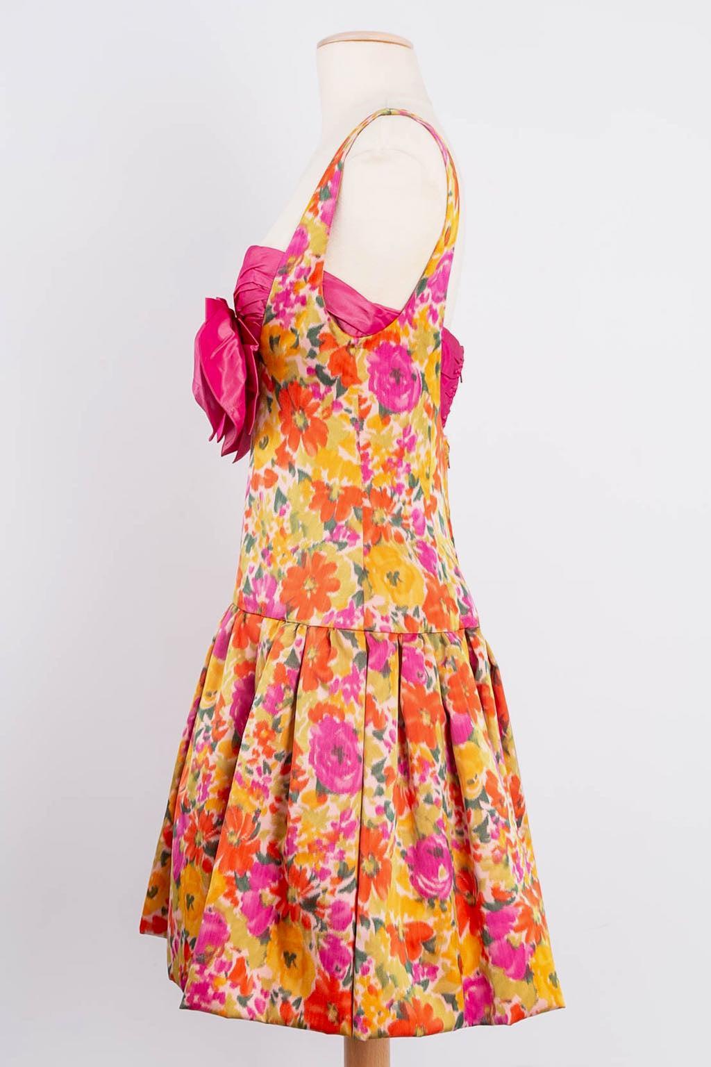 Nina Ricci: Seidenkleid mit Blumenmuster und seinem Stola im Angebot 1