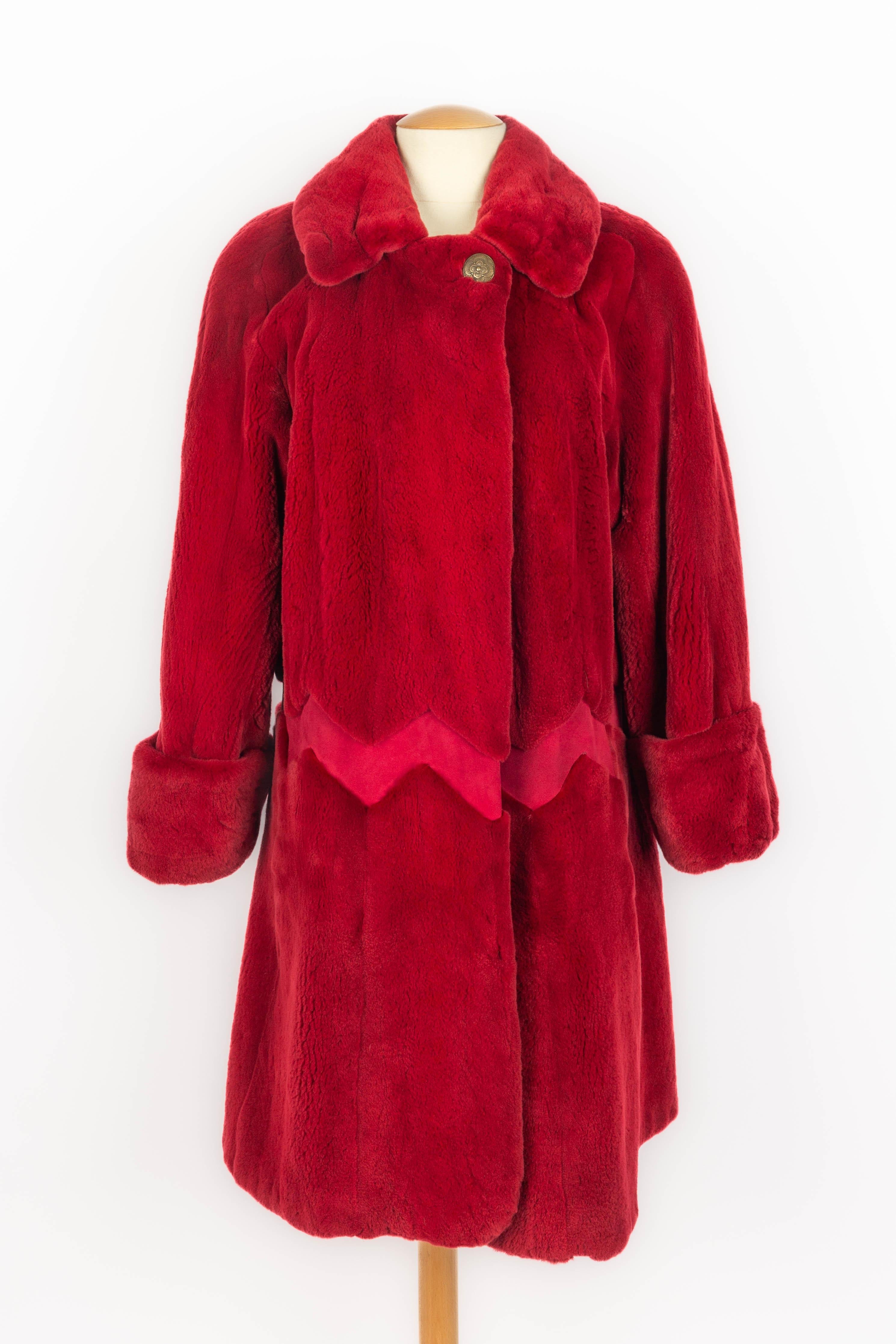 NINA RICCI - (Made in France) Burgundy shaved orylag coat with suede patches. Composition and size labels missing, it fits a 40FR.

Condition:
Very good condition

Dimensions:
Shoulder width: 50 cm - Sleeve length: 52 cm - Length: 105 cm

SKU:M149