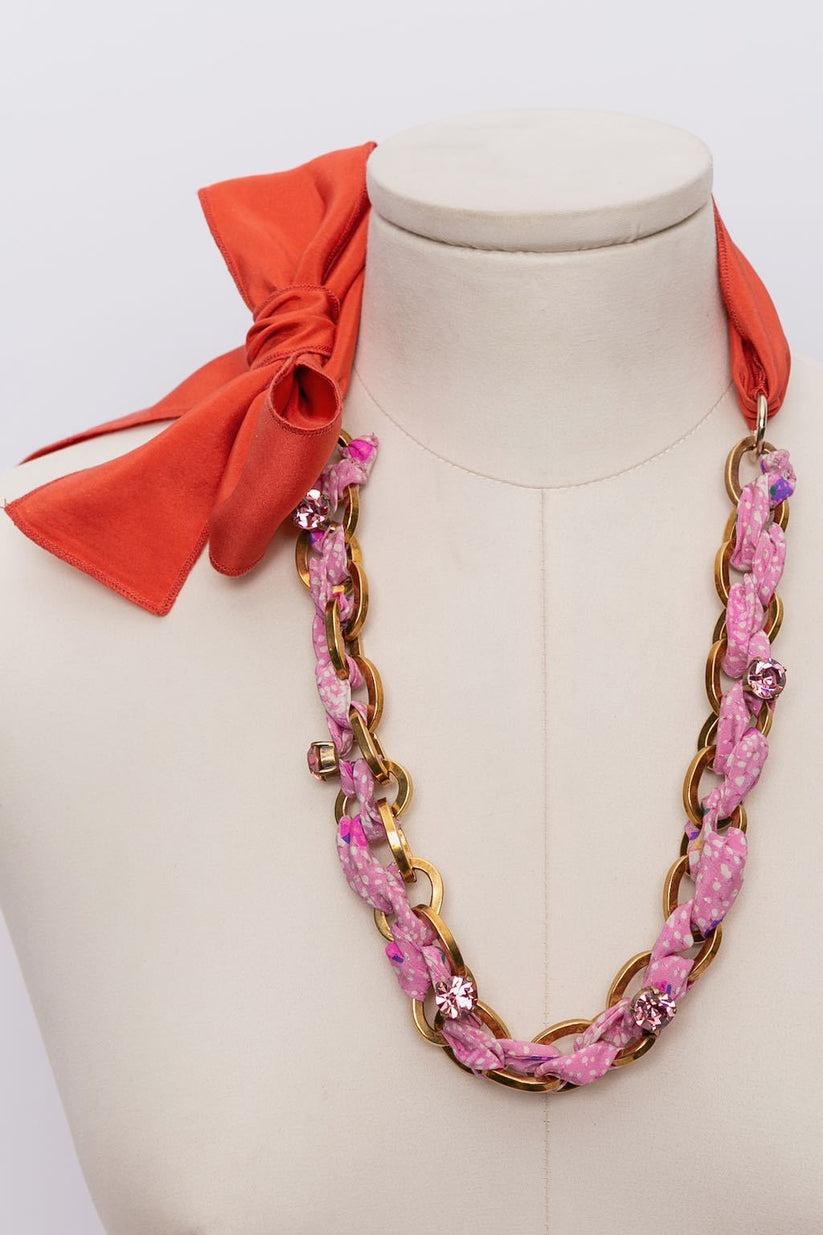 Nina Ricci Gilded Metal, Pink Rhinestones, and Ribbon Necklace In Excellent Condition For Sale In SAINT-OUEN-SUR-SEINE, FR