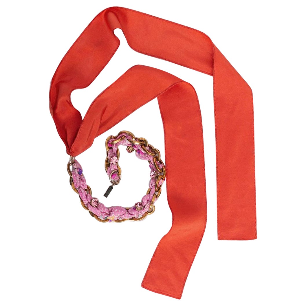 Nina Ricci Halskette aus vergoldetem Metall, rosa Strasssteinen und Schleifen im Angebot