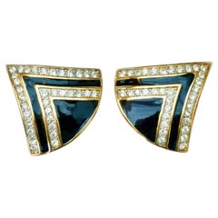 Pendientes Nina Ricci chapados en oro con esmalte negro y brillantes circa años 80