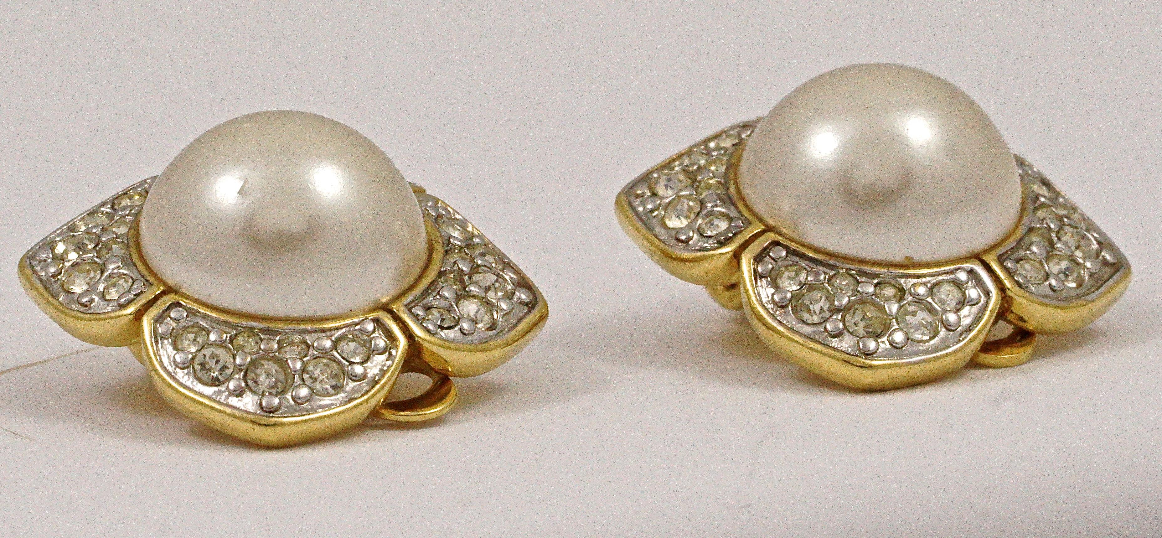 Lovely Nina Ricci gold plated clip on earrings featuring faux pearls surrounded by clear rhinestones. Measuring 1.75cm / .68 inch on each side. They are in very good condition, with minor marks to the pearls. Circa 1980s.

These are stylish vintage