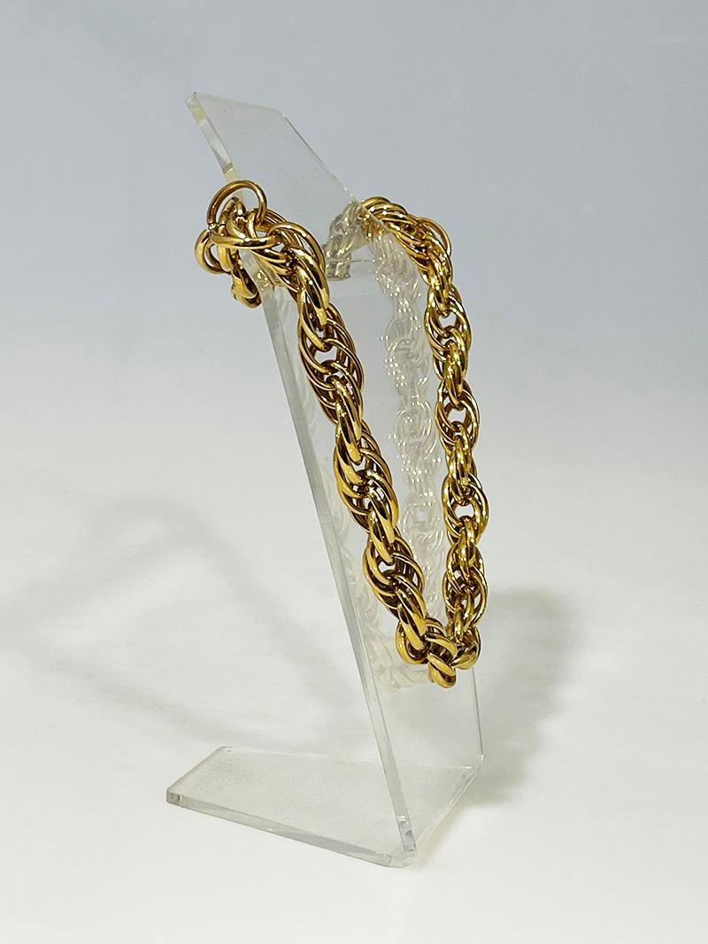 Nina Ricci vergoldete dreifach gedrehte Halskette, 1980er Jahre


Halskette mit drei gedrehten Gliedern von Nina Ricci. Die Halskette ist vergoldet. Markiert in der Schließe und auf beiden Seiten des letzten Glieds. 
Die Länge beträgt 53 cm und die