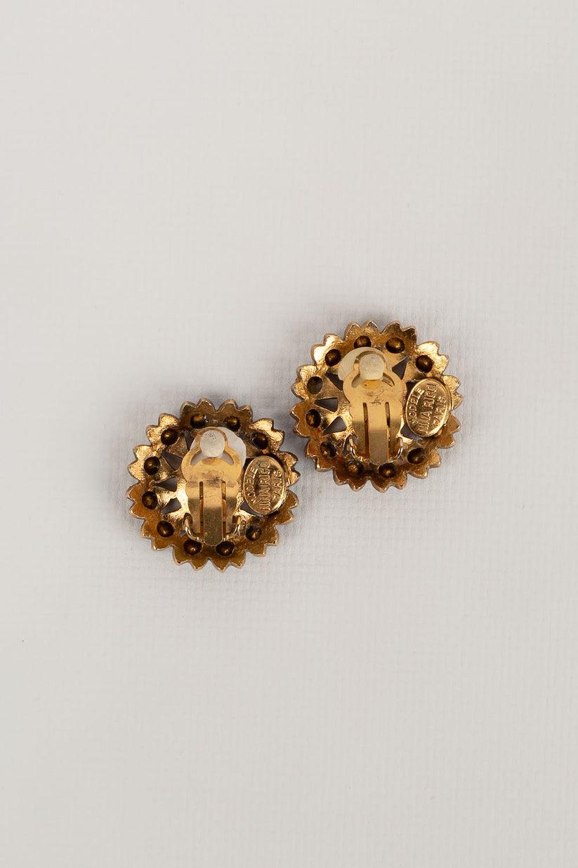 Nina Ricci Golden Metal and Rhinestone Clip Earrings In Excellent Condition For Sale In SAINT-OUEN-SUR-SEINE, FR