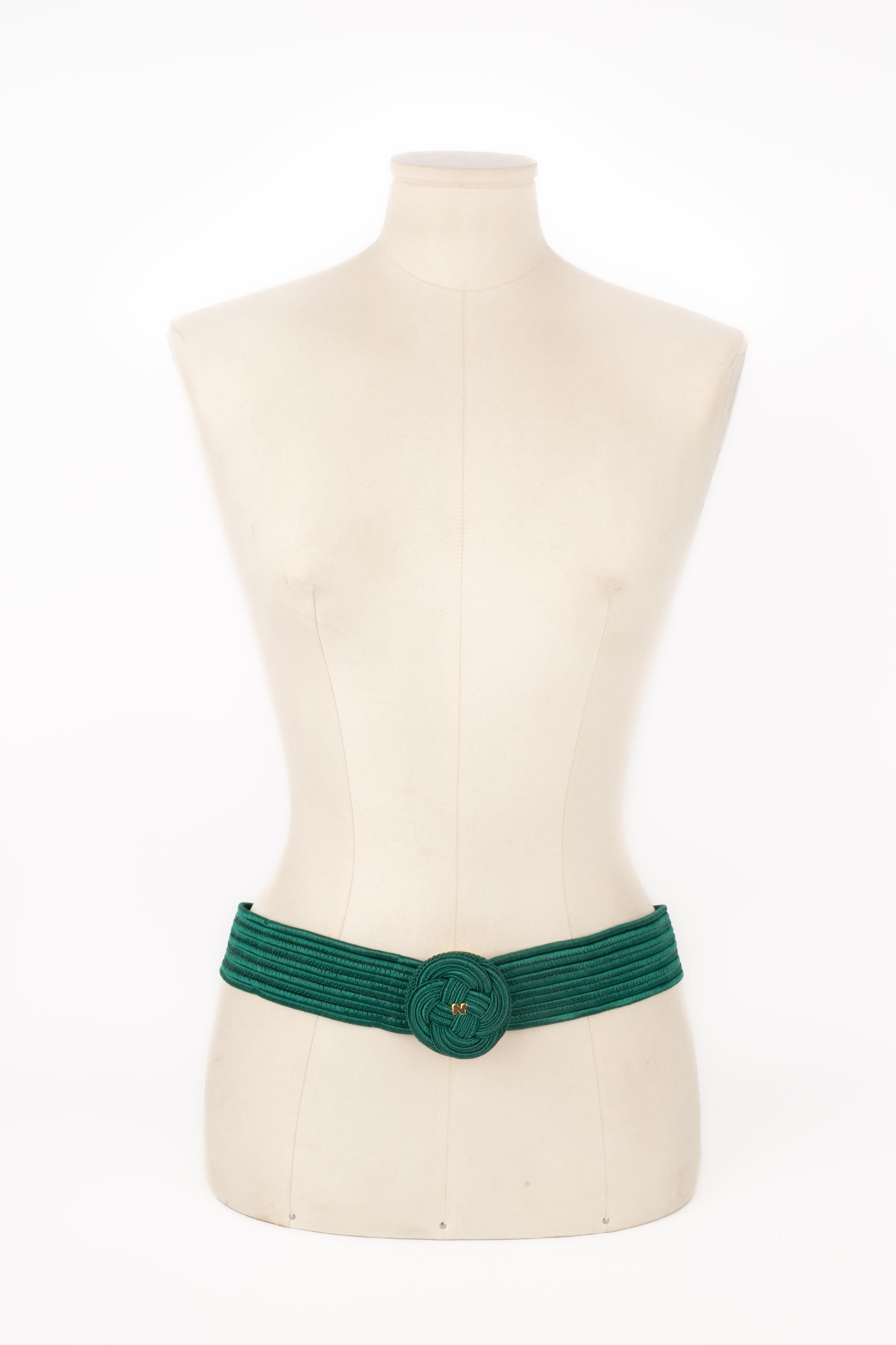 Nina Ricci - (Made in France) Cintura in passamaneria verde e metallo dorato.

Condizione :
Buono stato

Dimensioni:
Lunghezza: 80 cm

SKU:ACC214

La casa di moda Nina Ricci, fondata nel 1932 da Maria 'Nina' Ricci e suo figlio Robert, è nota per la