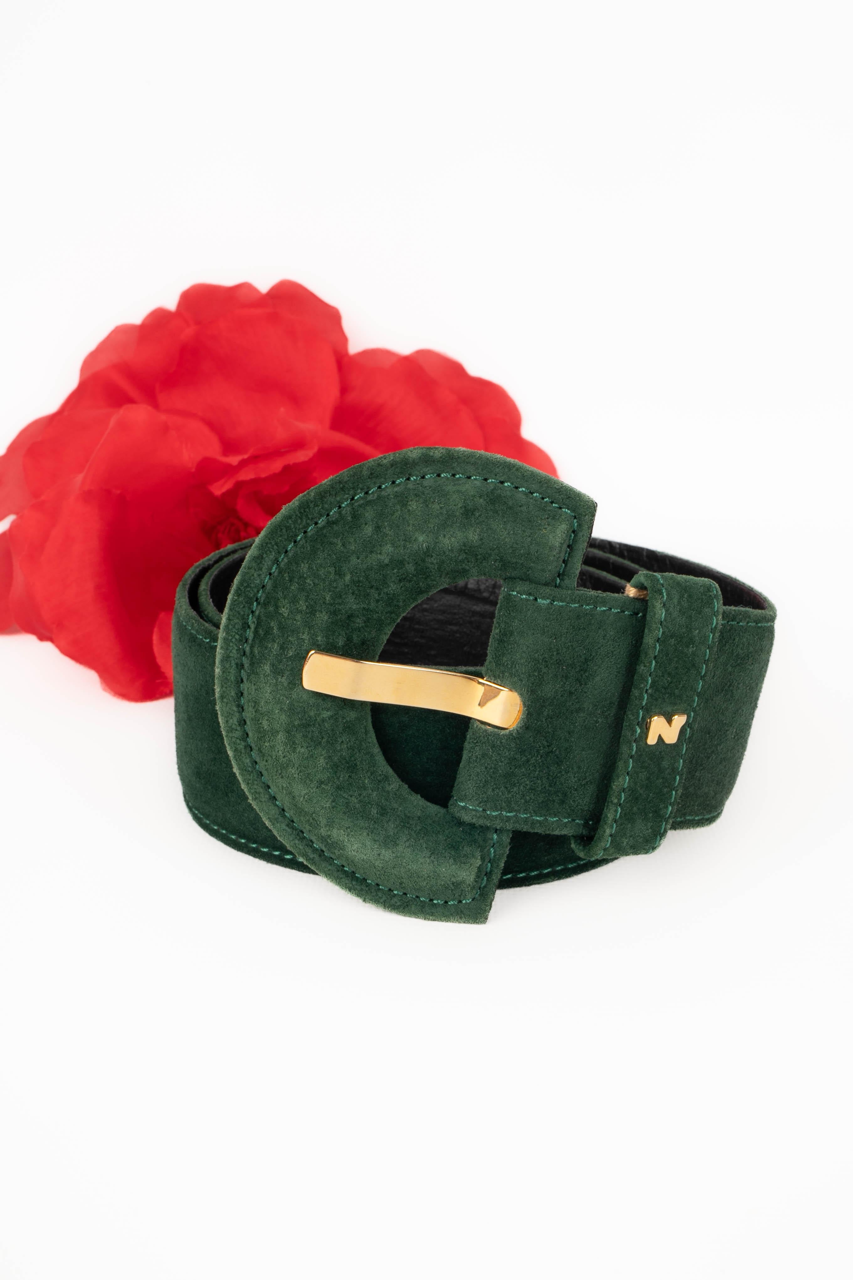 NINA RICCI - Gürtel aus grünem Wildleder und goldfarbenem Metall.

Bedingung:
Guter Zustand

Abmessungen:
Länge: von 76 cm bis 81 cm

SKU:ACC206


NINA RICCI
Das Modehaus Nina Ricci, das 1932 von Maria 'Nina' Ricci und ihrem Sohn Robert gegründet