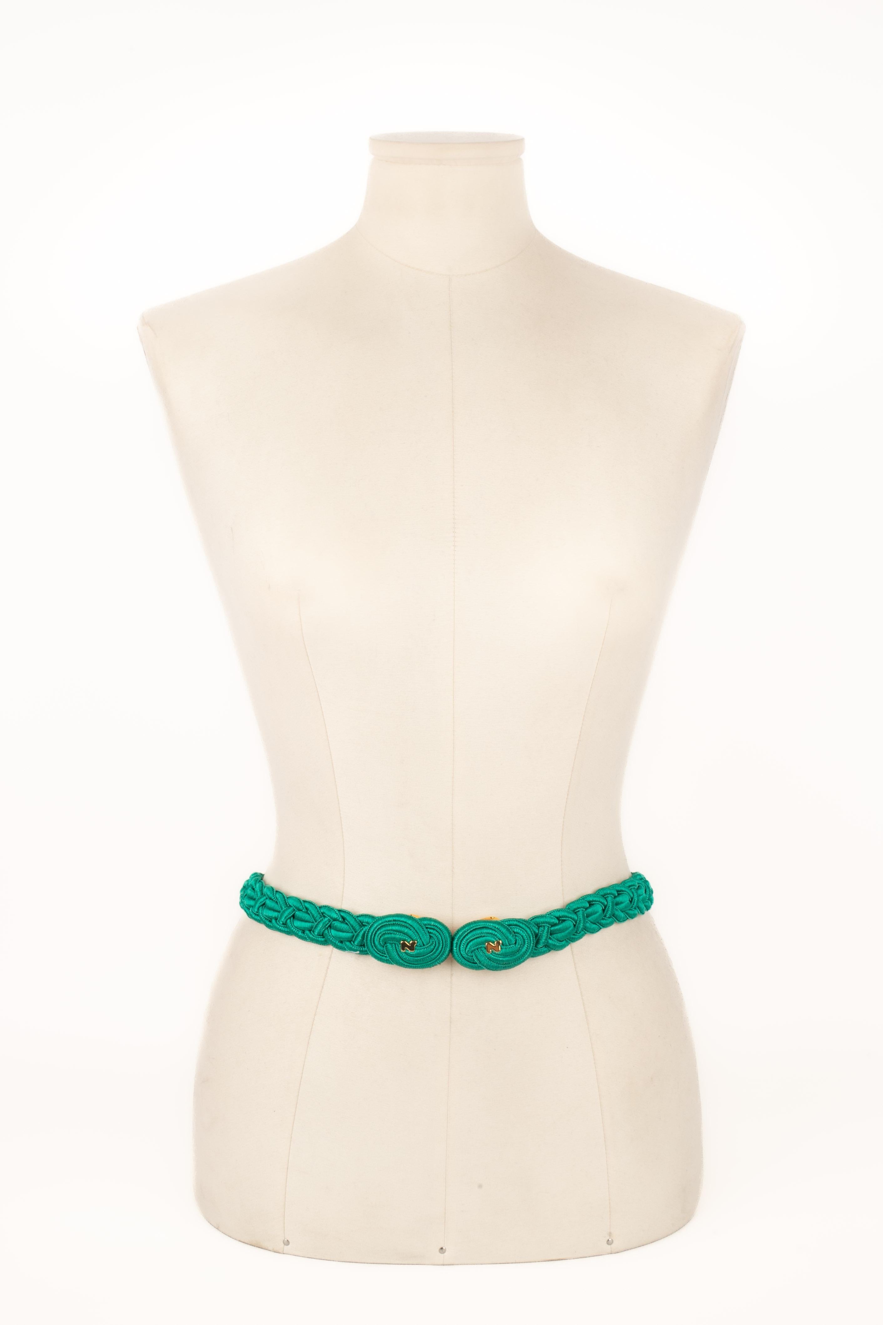 NINA RICCI - (Fabriqué en France) Passementerie verte et ceinture en métal doré.

Condit :
Très bon état.

Dimensions :
Longueur : 79 cm

SKU:ACC201

La maison de couture Nina Ricci, fondée en 1932 par Maria 'Nina' Ricci et son fils Robert, est