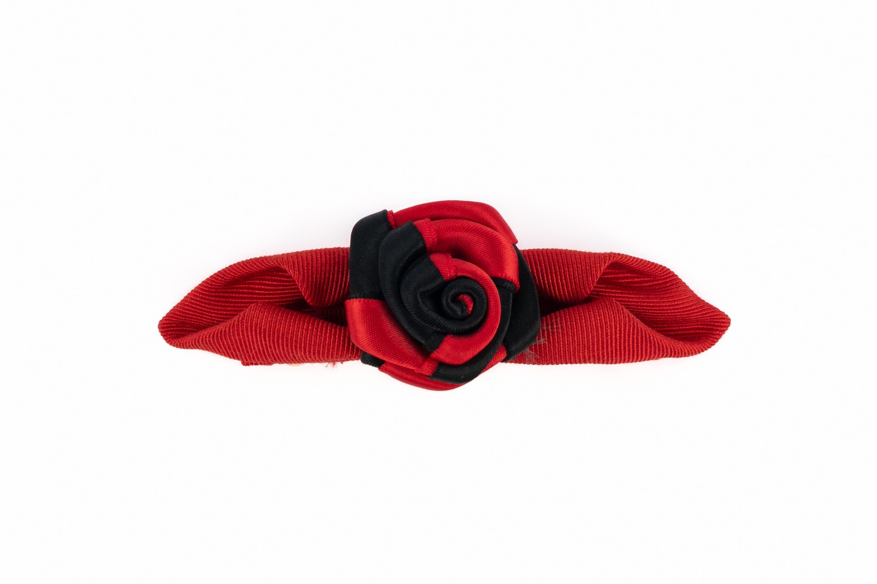 NINA RICCI - (Fabriqué en France) Accessoire de tête en tissu noir et rouge surmonté d'une fleur. Il y a un problème sur le dos de la fleur, mais il n'est pas visible lorsque le clip est porté.

Condit :
Bon état

Dimensions :
Longueur : 11