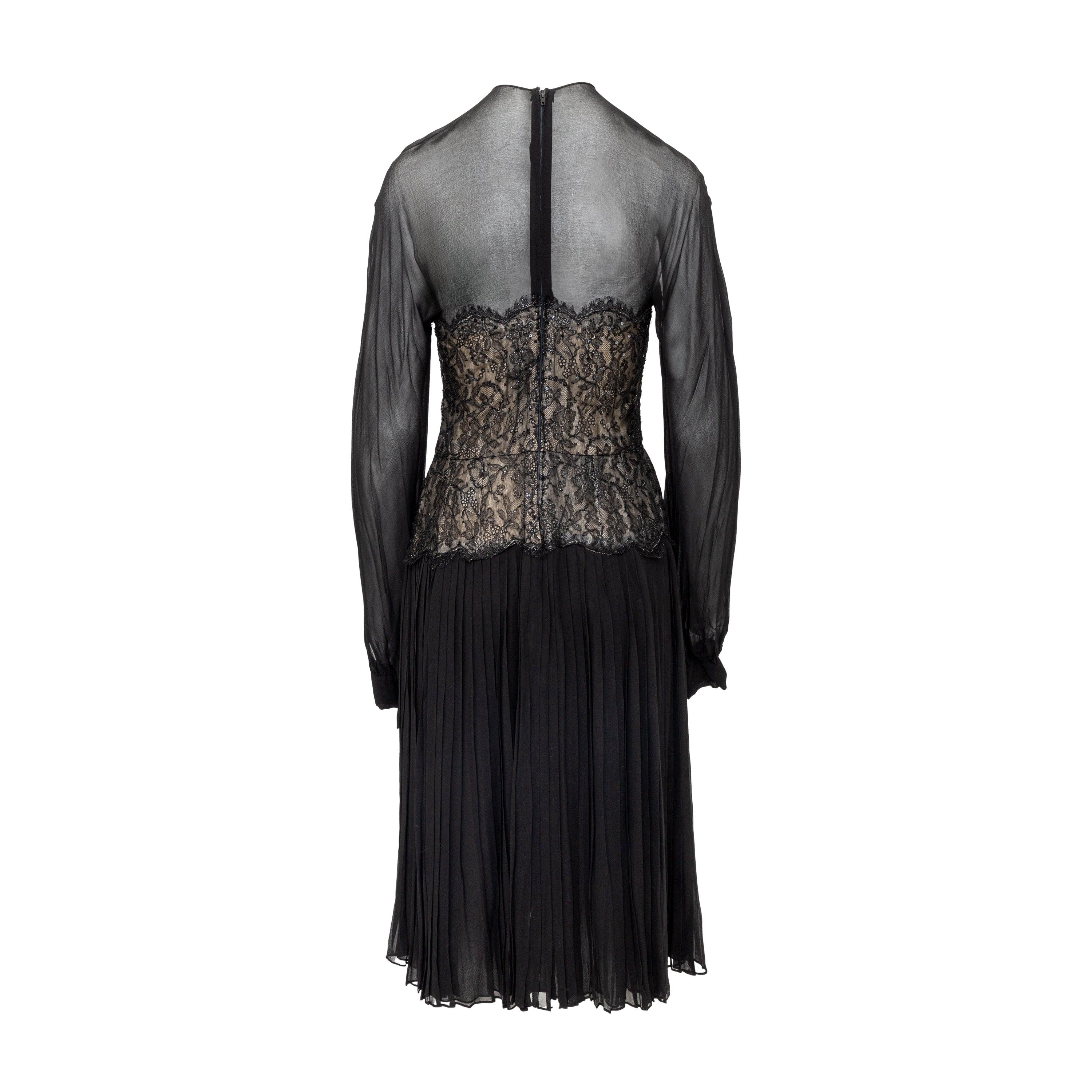 Schwelgen Sie in dem Glamour der späten 70er Jahre mit diesem Chiffonkleid von Nina Ricci Haute Boutique. Das in Frankreich gefertigte Mieder hat ein Bustier aus Spitze mit einem zarten, transparenten Überzug, während der untere Teil mit zwei Lagen