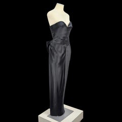 Nina Ricci 1990 Vestido de noche de satén negro con escote corazón