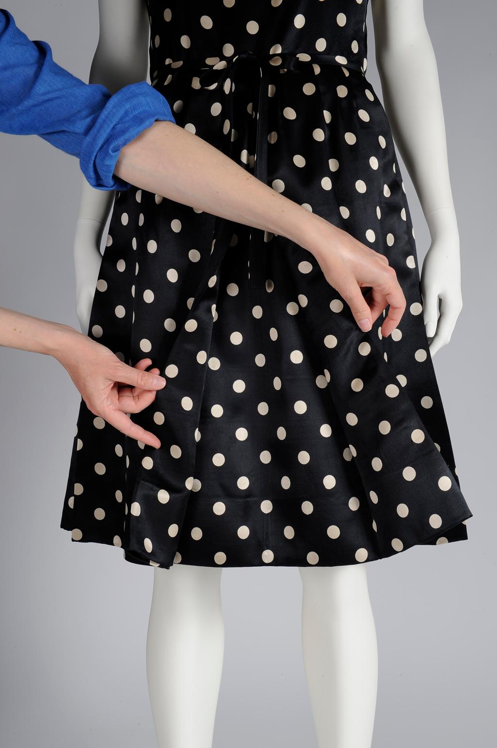Nina Ricci Haute Couture gepunktetes Kleid & Mantel-Ensemble  im Angebot 12