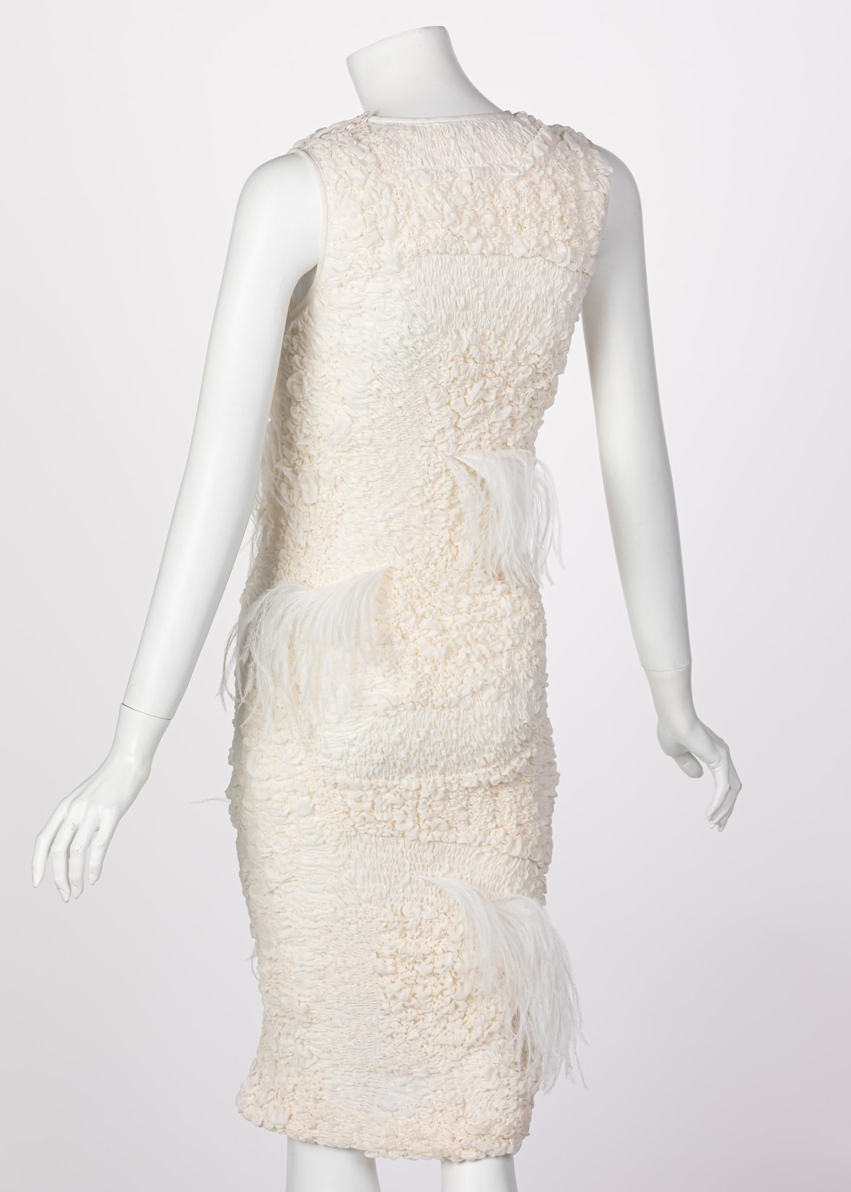 Elfenbeinfarbenes, mit Federn verziertes Seidenkleid von Nina Ricci, Frühjahr 2016 Damen im Angebot