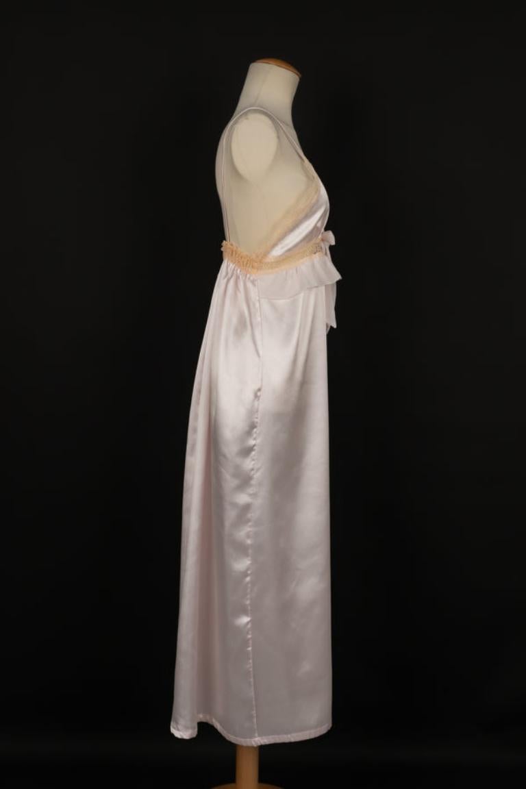 Nina Ricci - (Made in Spain) Lace and satin négligé. Indicated size 42FR.

Additional information:
Condition: Very good condition
Dimensions: Chest: 44 cm - Waist: 40 cm - Length: 116 cm

Seller Reference: VR61