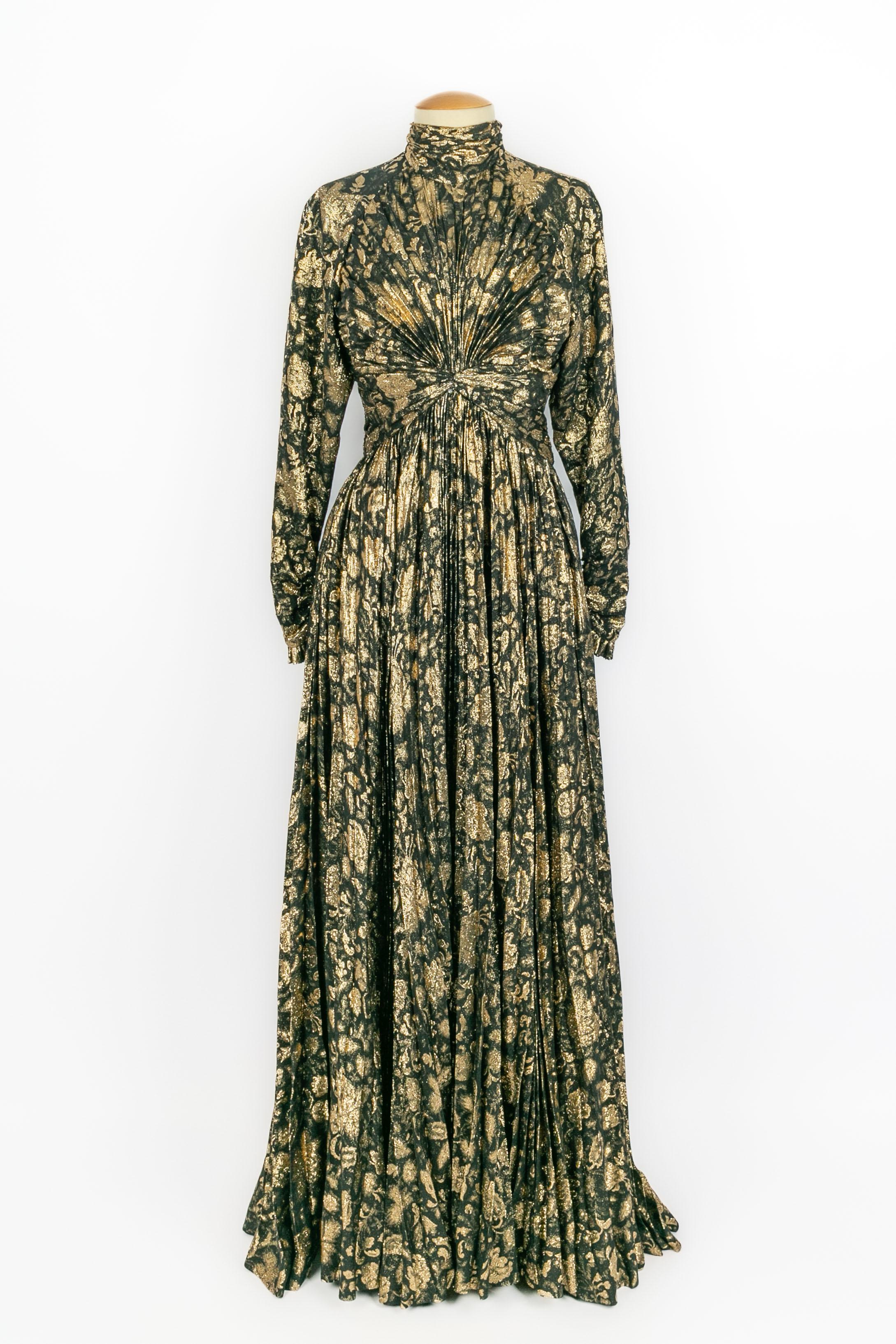 NINA RICCI - (Made in France) Long pleated golden and black lamé dress. No size nor composition label, it fits a 36FR.

Condition:
Very good condition

Dimensions:
Shoulder width: 38 cm - Chest: 38 cm - Waist: 30 cm - Sleeve length: 60 cm - Length: