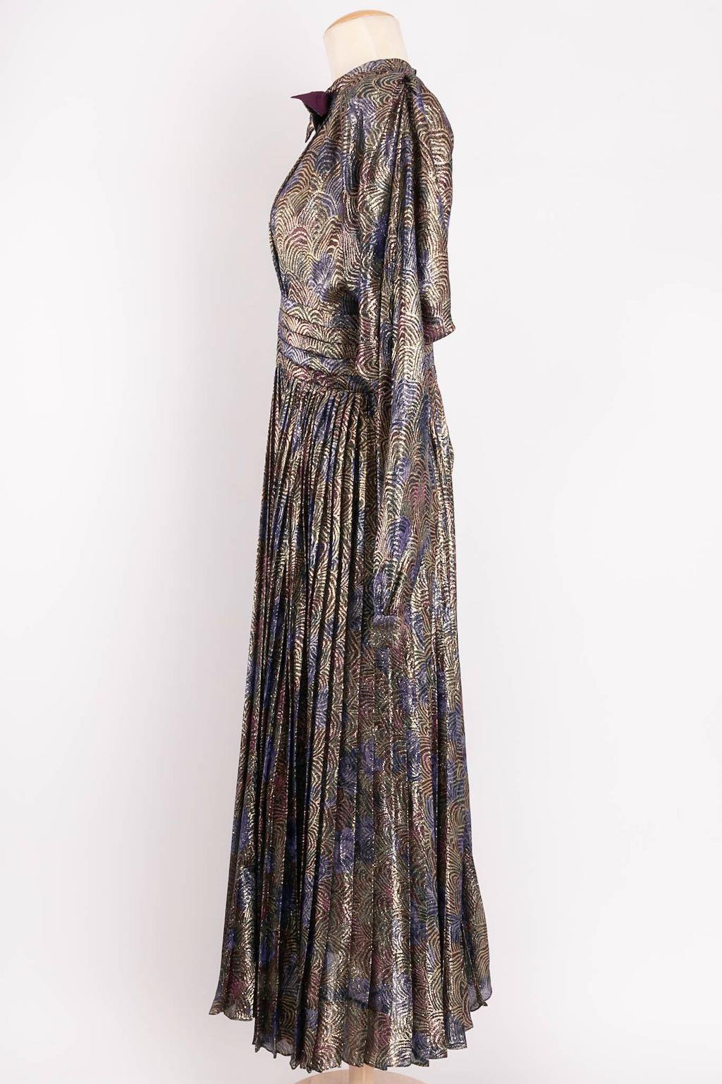 Nina Ricci (Made in France) Lamé-Kleid. Keine Zusammensetzung oder Größe Tag, es passt eine Größe 36FR.

Zusätzliche Informationen: 
Abmessungen: Schultern: 44 cm (17.32