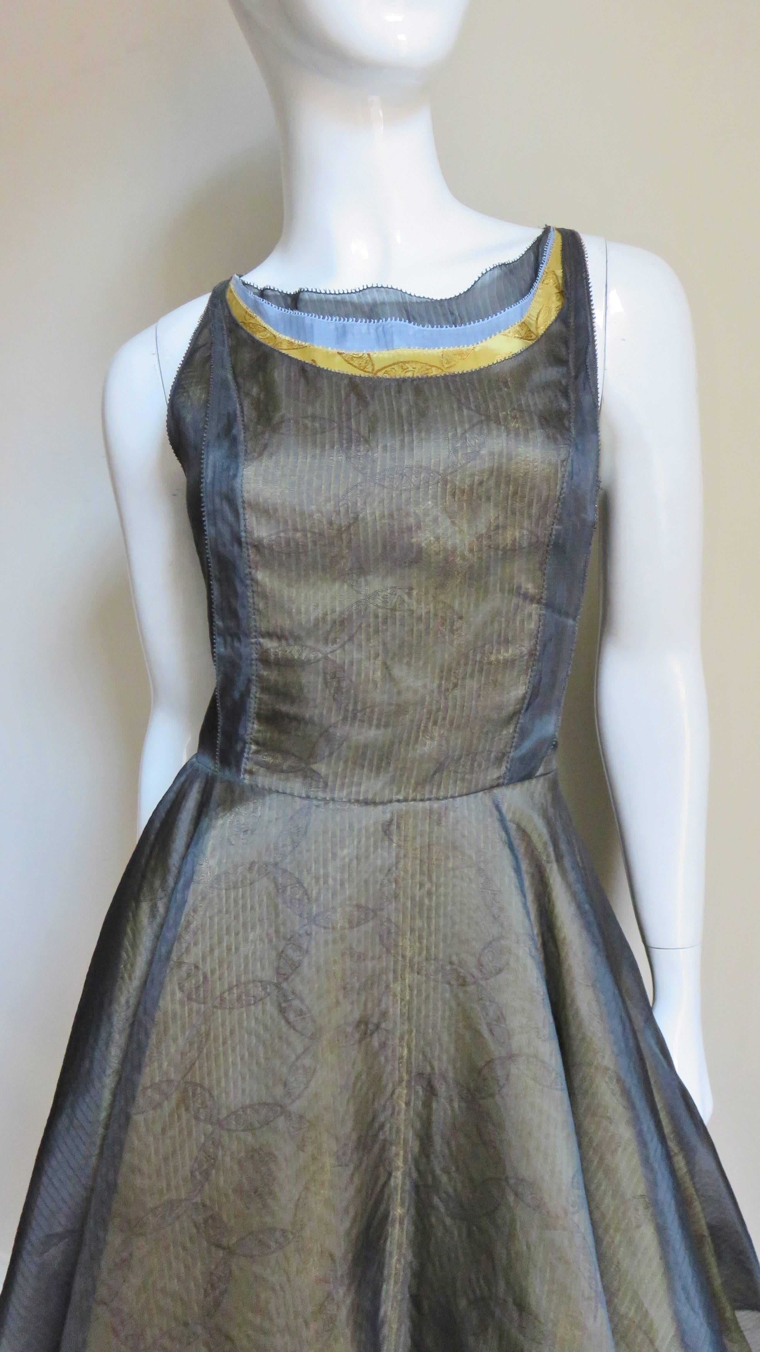 Lagenfarbenes Seidenkleid mit Farbblockmuster von Nina Ricci (Grau)