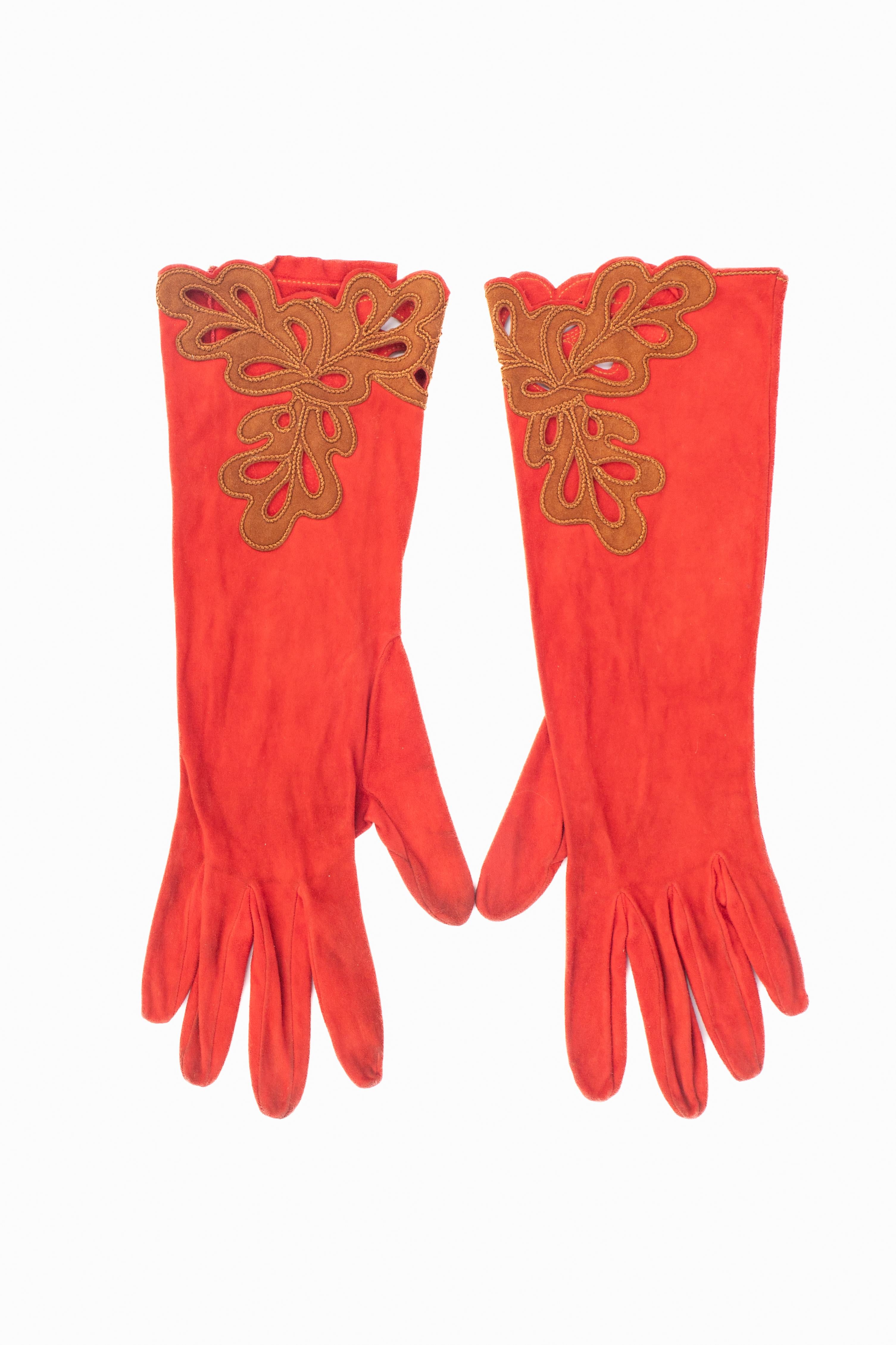 NINA RICCI - (Fabriqué en France) Gants ajourés en cuir marron et rouge à l'envers.

Condit :
Bon état

Dimensions :
Longueur : 34 cm

SKU:ACC123