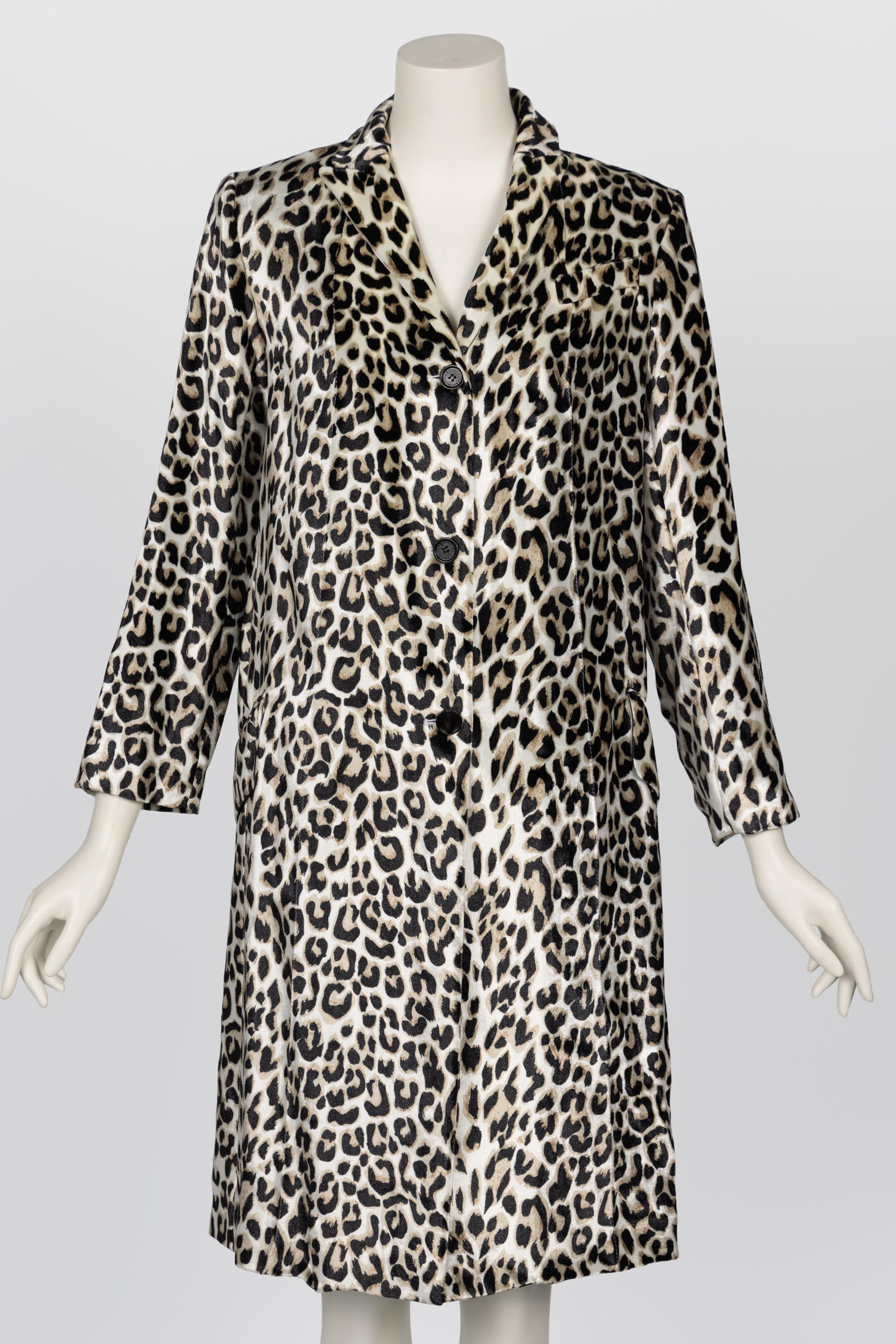 Questo straordinario cappotto di Nina Ricci è realizzato in un lussuoso velluto misto seta con una stampa leopardata color crema, beige e nera. Il tessuto lucido conferisce al motivo dimensione e profondità, catturando la luce con una sottile