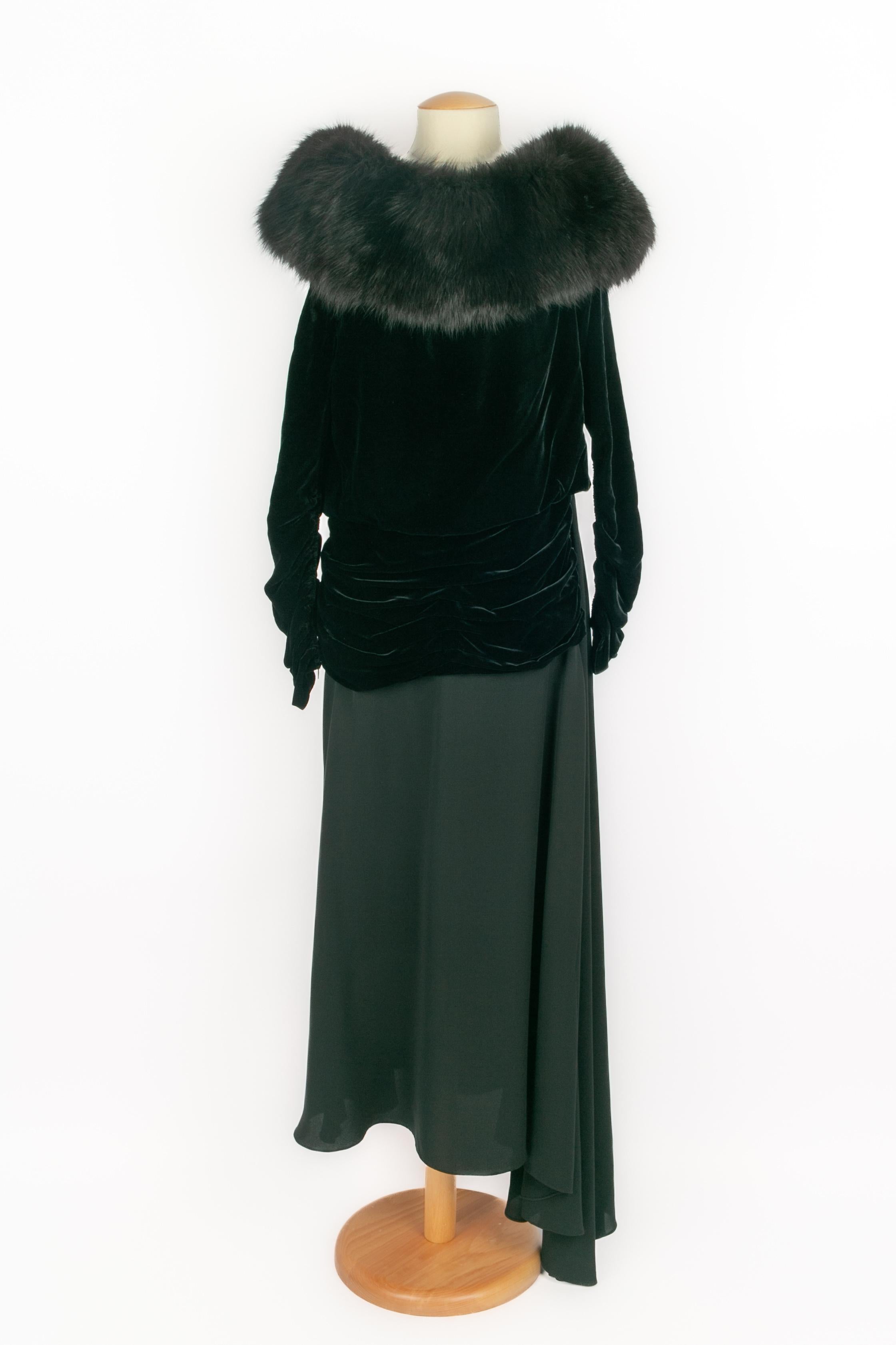 NINA RICCI - (Made in France) Langes schwarzes Bustierkleid aus Samt und Seide, Kragen mit Fuchspelzbesatz. Zusammensetzung und Größe Etiketten fehlen, es passt ein 38FR.

Bedingung:
Sehr guter Zustand

Abmessungen:
Brustumfang: 40 cm -