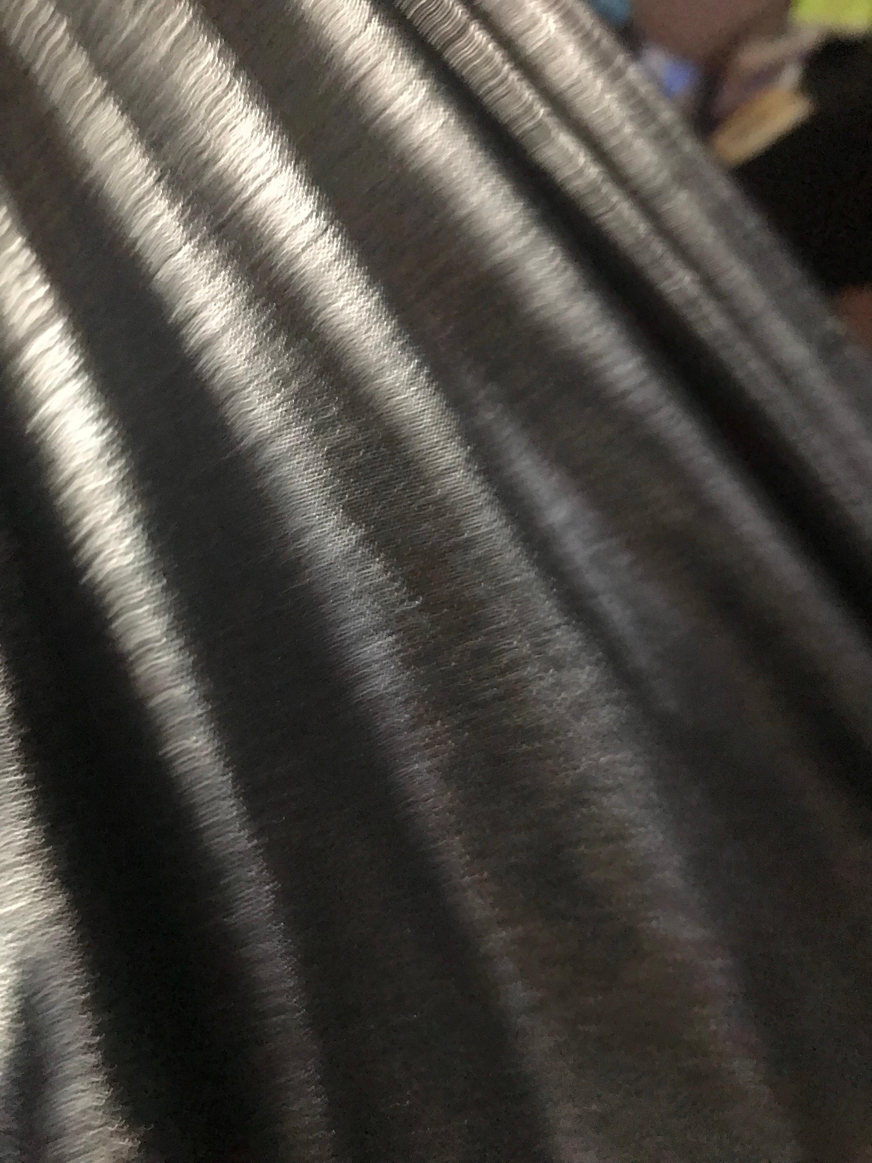 Sehr hübsches langes Kleid Nina Ricci. Schalkragen. Größe 38 FR. Das Label für die Zusammensetzung fehlt, aber es ist synthetisch. Die glitzernde, schillernde Seite ist an einigen Stellen verblasst, aber sie fügt sich in den Faltenwurf des Kleides