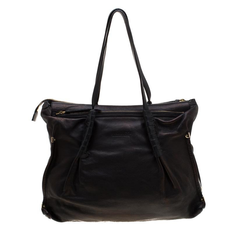 This noteworthy polished bag, crafted with leather, does dual work as a fashion adornment and factual necessity. Flaunt your rich fashion taste with this Ondine tote from Nina Ricci. Whether it is a casual evening or a night out with your friends,