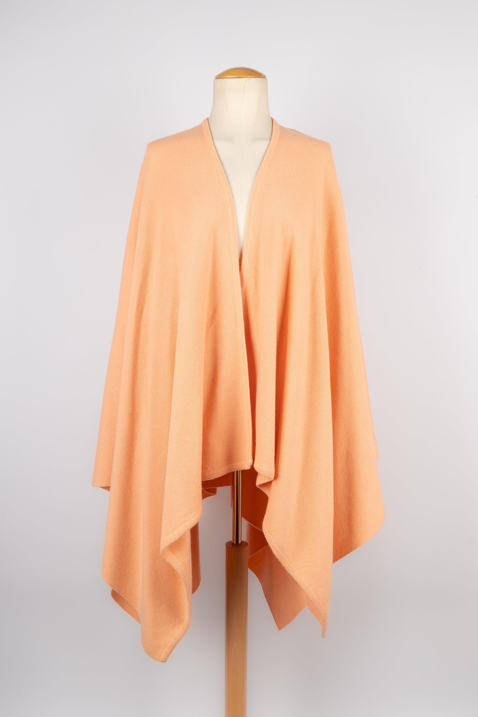 Nina Ricci - (Made in Scotland) Orange cashmere poncho.

Additional information:
Condition: Very good condition
Dimensions: Length: 168 cm - Height: 80 cm

Seller Reference: FV25