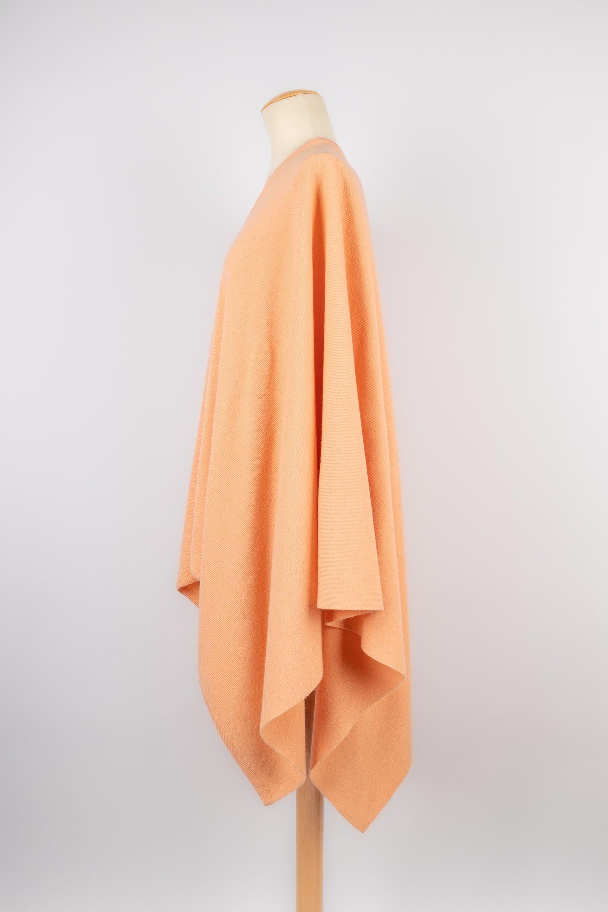 Nina Ricci Orange Cashmere Poncho In Excellent Condition For Sale In SAINT-OUEN-SUR-SEINE, FR