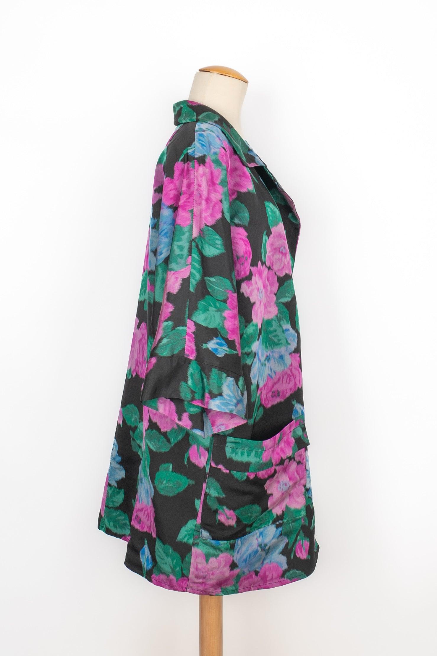 Nina Ricci - Cappotto oversize in seta a fiori. Mancano le etichette delle taglie e della composizione, ma si adatta a una 44FR.

Informazioni aggiuntive:
Condizioni: Ottime condizioni
Dimensioni: Larghezza spalle: 54 cm - Petto: 65 cm - Lunghezza