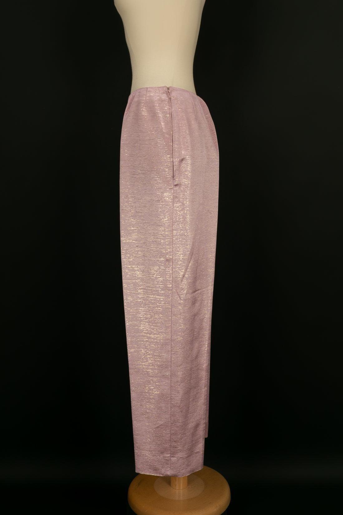 Nina Ricci Pants in Iridescent Pink Taffeta, No size indicated, it fits a 36FR/38FR.

Additional information:
Condition: Very good condition
Dimensions: Waist: 34 cm - Hips: 50 cm - Length: 95 cm

Seller Reference: FH154